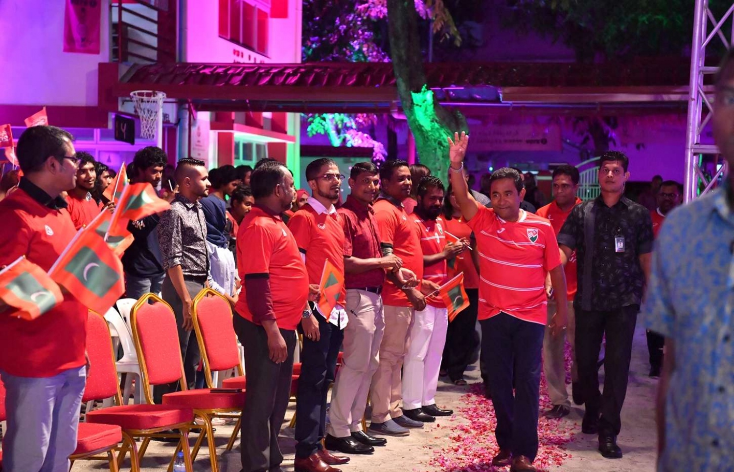 ވިލިމާލެ- ސެޕްޓެމްބަރު 15، 2018- އަންނަ އާދިއްތަ ދުވަހު ބާއްވާ ރިޔާސީ އިންތިޚާބުގައި ވާދަކުރައްވާ ޕީޕީއެމްގެ ކެންޑިޑޭޓު ރައީސް ޔާމީން މި އަވަށުގައި ބޭއްވެވި ކެމްޕެއިން ޖަލްސާއަށް ވަޑައިގަންނަވަނީ.---ފޮޓޯ: ރައީސް އޮފީސް