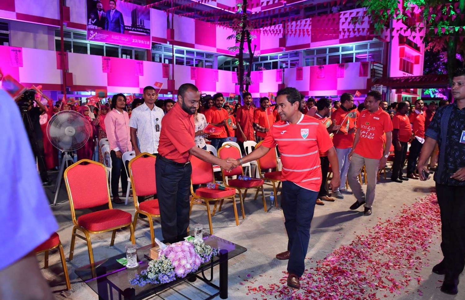 ވިލިމާލެ- ސެޕްޓެމްބަރު 15، 2018- އަންނަ އާދިއްތަ ދުވަހު ބާއްވާ ރިޔާސީ އިންތިޚާބުގައި ވާދަކުރައްވާ ޕީޕީއެމްގެ ކެންޑިޑޭޓު ރައީސް ޔާމީން މި އަވަށުގައި ބޭއްވެވި ކެމްޕެއިން ޖަލްސާގައި އެމަނިކުފާނާއި ރަނިންމޭޓް ޑރ. ޝަހީމް ސަލާމް ކުރައްވަނީ.---ފޮޓޯ: ރައީސް އޮފީސް