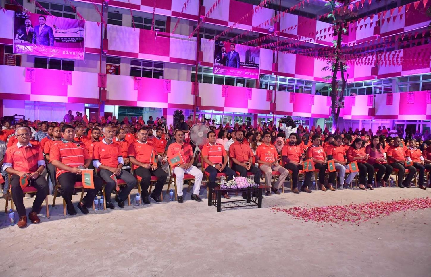 ވިލިމާލެ- ސެޕްޓެމްބަރު 15، 2018- އަންނަ އާދިއްތަ ދުވަހު ބާއްވާ ރިޔާސީ އިންތިޚާބުގައި ވާދަކުރައްވާ ޕީޕީއެމްގެ ކެންޑިޑޭޓު ރައީސް ޔާމީން މި އަވަށުގައި ބޭއްވެވި ކެމްޕެއިން ޖަލްސާގެ ތެރެއިން.---ފޮޓޯ: ރައީސް އޮފީސް