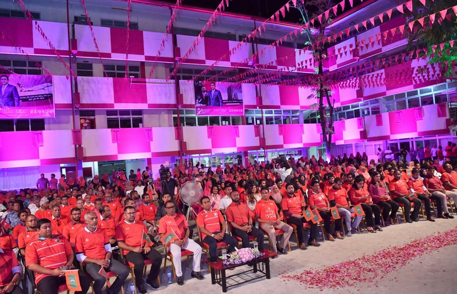 ވިލިމާލެ- ސެޕްޓެމްބަރު 15، 2018- އަންނަ އާދިއްތަ ދުވަހު ބާއްވާ ރިޔާސީ އިންތިޚާބުގައި ވާދަކުރައްވާ ޕީޕީއެމްގެ ކެންޑިޑޭޓު ރައީސް ޔާމީން މި އަވަށުގައި ބޭއްވެވި ކެމްޕެއިން ޖަލްސާގެ ތެރެއިން.---ފޮޓޯ: ރައީސް އޮފީސް