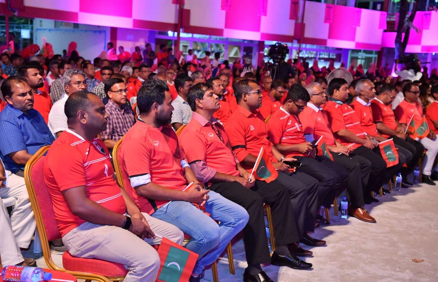 ވިލިމާލެ- ސެޕްޓެމްބަރު 15، 2018- އަންނަ އާދިއްތަ ދުވަހު ބާއްވާ ރިޔާސީ އިންތިޚާބުގައި ވާދަކުރައްވާ ޕީޕީއެމްގެ ކެންޑިޑޭޓު ރައީސް ޔާމީން މި އަވަށުގައި ބޭއްވެވި ކެމްޕެއިން ޖަލްސާގެ ތެރެއިން.---ފޮޓޯ: ރައީސް އޮފީސް