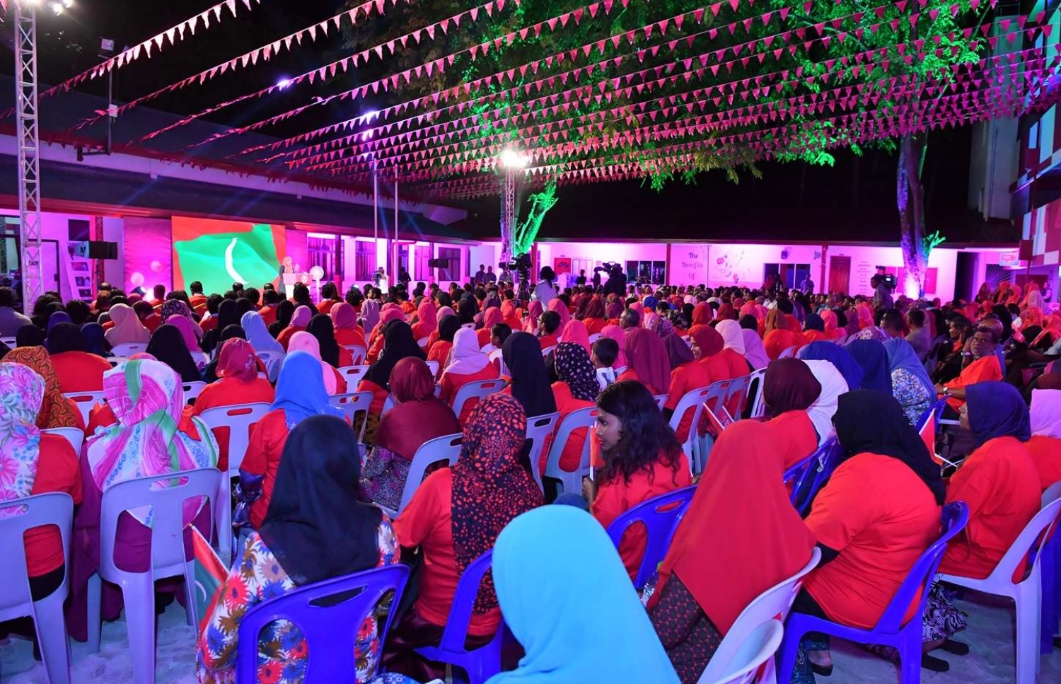 ވިލިމާލެ- ސެޕްޓެމްބަރު 15، 2018- އަންނަ އާދިއްތަ ދުވަހު ބާއްވާ ރިޔާސީ އިންތިޚާބުގައި ވާދަކުރައްވާ ޕީޕީއެމްގެ ކެންޑިޑޭޓު ރައީސް ޔާމީން މި އަވަށުގައި ބޭއްވެވި ކެމްޕެއިން ޖަލްސާގެ ތެރެއިން.---ފޮޓޯ: ރައީސް އޮފީސް