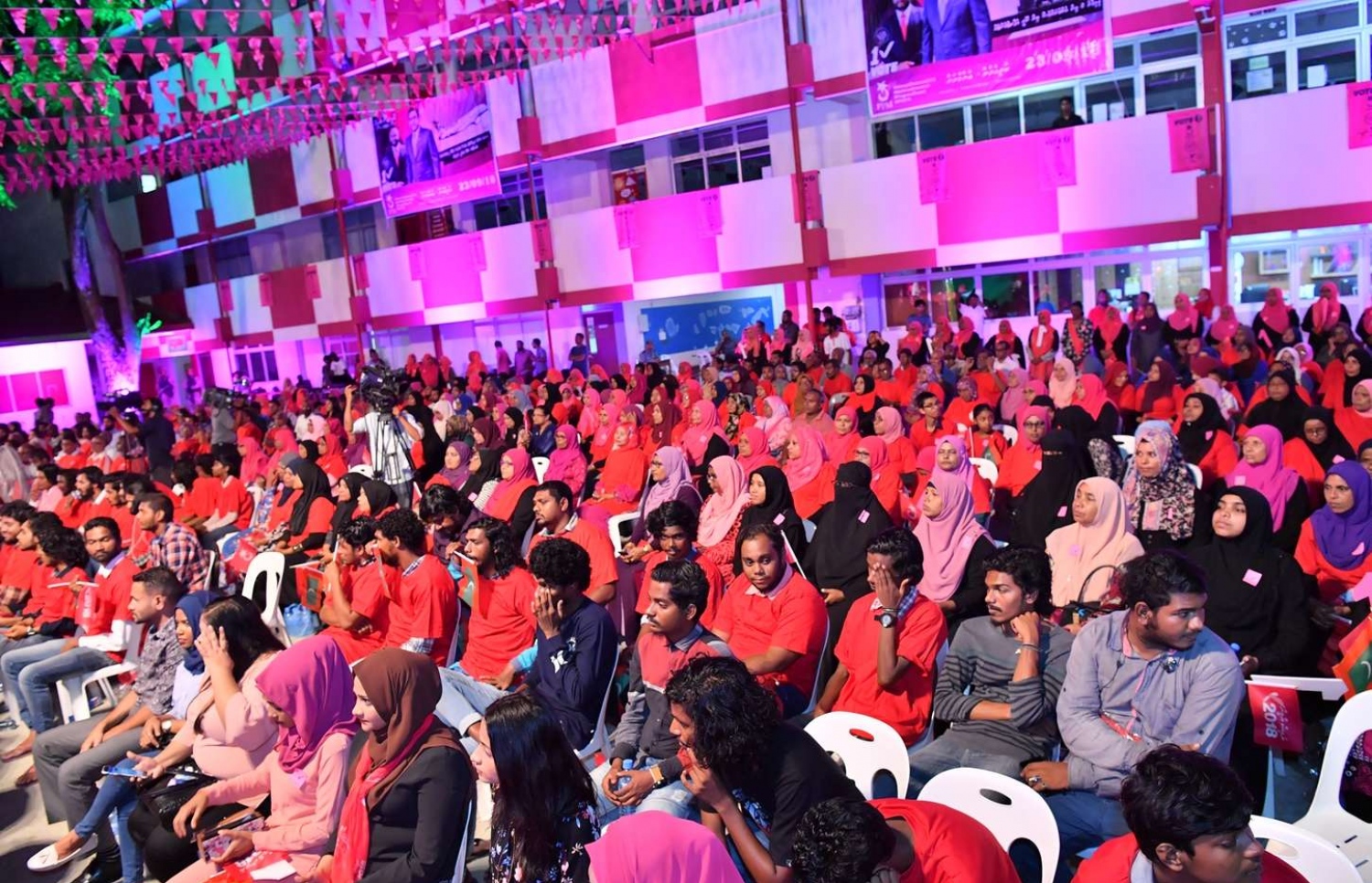 ވިލިމާލެ- ސެޕްޓެމްބަރު 15، 2018- އަންނަ އާދިއްތަ ދުވަހު ބާއްވާ ރިޔާސީ އިންތިޚާބުގައި ވާދަކުރައްވާ ޕީޕީއެމްގެ ކެންޑިޑޭޓު ރައީސް ޔާމީން މި އަވަށުގައި ބޭއްވެވި ކެމްޕެއިން ޖަލްސާގައި ބައިވެރިވި ބައެއް މީހުން.---ފޮޓޯ: ރައީސް އޮފީސް