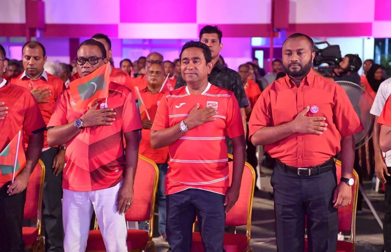 ވިލިމާލެ- ސެޕްޓެމްބަރު 15، 2018- އަންނަ އާދިއްތަ ދުވަހު ބާއްވާ ރިޔާސީ އިންތިޚާބުގައި ވާދަކުރައްވާ ޕީޕީއެމްގެ ކެންޑިޑޭޓު ރައީސް ޔާމީން މި އަވަށުގައި ބޭއްވެވި ކެމްޕެއިން ޖަލްސާގައި އެމަނިކުފާނާއި ސަރުކާރު އަދި ޕީޕީއެމްގެ ބައެއް އިސްވެރިން ގައުމީ ސަލާމް ވިދާޅުވަނީ.---ފޮޓޯ: ރައީސް އޮފީސް
