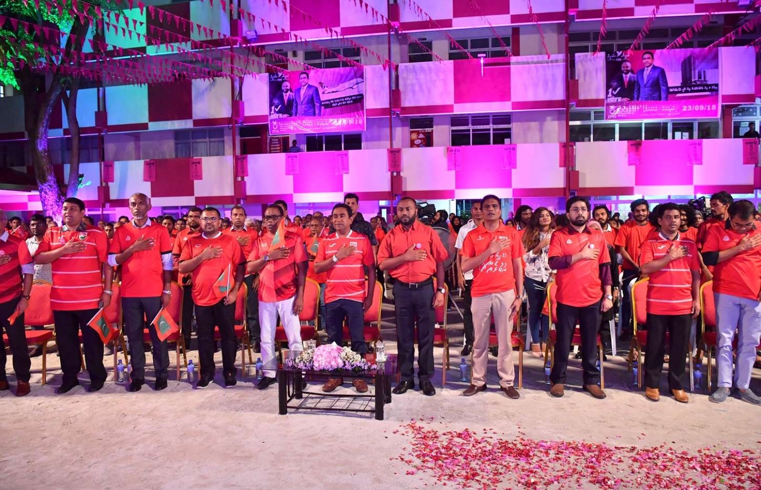 ވިލިމާލެ- ސެޕްޓެމްބަރު 15، 2018- އަންނަ އާދިއްތަ ދުވަހު ބާއްވާ ރިޔާސީ އިންތިޚާބުގައި ވާދަކުރައްވާ ޕީޕީއެމްގެ ކެންޑިޑޭޓު ރައީސް ޔާމީން މި އަވަށުގައި ބޭއްވެވި ކެމްޕެއިން ޖަލްސާގެ ތެރެއިން.---ފޮޓޯ: ރައީސް އޮފީސް