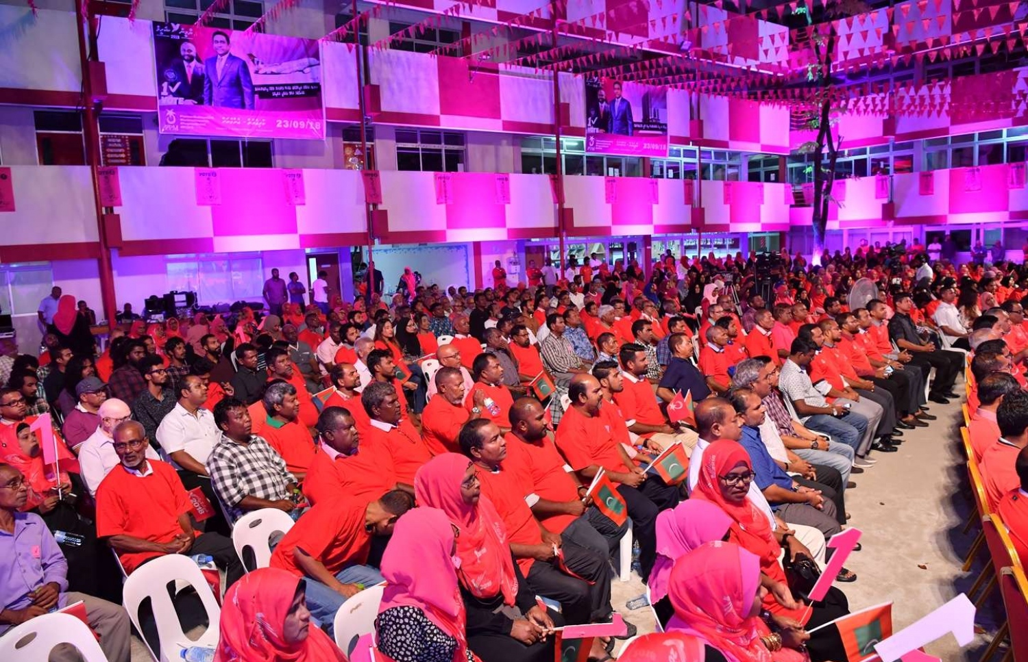 ވިލިމާލެ- ސެޕްޓެމްބަރު 15، 2018- އަންނަ އާދިއްތަ ދުވަހު ބާއްވާ ރިޔާސީ އިންތިޚާބުގައި ވާދަކުރައްވާ ޕީޕީއެމްގެ ކެންޑިޑޭޓު ރައީސް ޔާމީން މި އަވަށުގައި ބޭއްވެވި ކެމްޕެއިން ޖަލްސާގައި ބައިވެރިވި ބައެއް މީހުން.---ފޮޓޯ: ރައީސް އޮފީސް