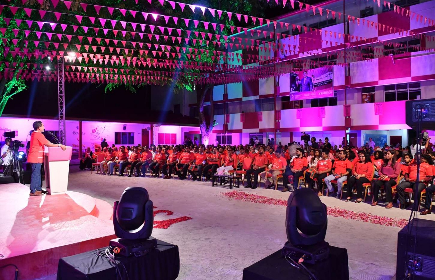 ވިލިމާލެ- ސެޕްޓެމްބަރު 15، 2018- އަންނަ އާދިއްތަ ދުވަހު ބާއްވާ ރިޔާސީ އިންތިޚާބުގައި ވާދަކުރައްވާ ޕީޕީއެމްގެ ކެންޑިޑޭޓު ރައީސް ޔާމީން މި އަވަށުގައި ބޭއްވެވި ކެމްޕެއިން ޖަލްސާގައި އެމަނިކުފާނު ވާހަކަފުޅު ދައްކަވަނީ.---ފޮޓޯ: ރައީސް އޮފީސް