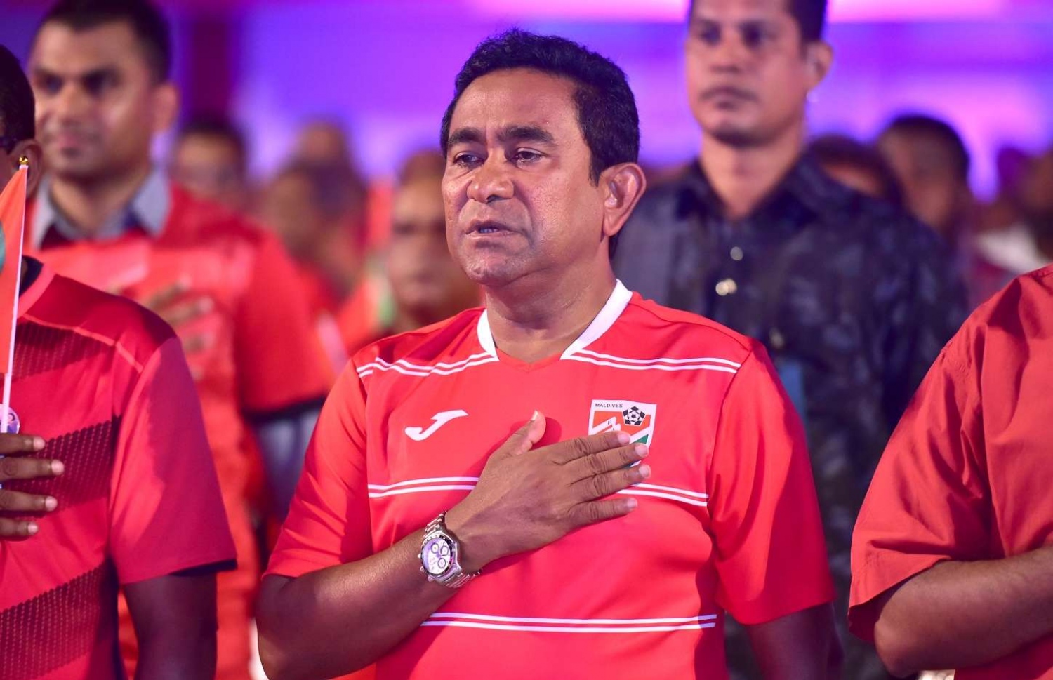 ވިލިމާލެ- ސެޕްޓެމްބަރު 15، 2018- އަންނަ އާދިއްތަ ދުވަހު ބާއްވާ ރިޔާސީ އިންތިޚާބުގައި ވާދަކުރައްވާ ޕީޕީއެމްގެ ކެންޑިޑޭޓު ރައީސް ޔާމީން މި އަވަށުގައި ބޭއްވެވި ކެމްޕެއިން ޖަލްސާގައި ގައުމީ ސަލާމް ވިދާޅުވަނީ.---ފޮޓޯ: ރައީސް އޮފީސް