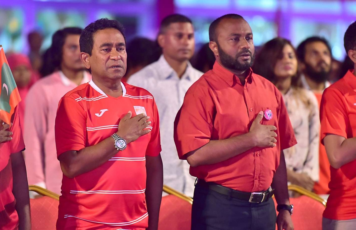 ވިލިމާލެ- ސެޕްޓެމްބަރު 15، 2018- އަންނަ އާދިއްތަ ދުވަހު ބާއްވާ ރިޔާސީ އިންތިޚާބުގައި ވާދަކުރައްވާ ޕީޕީއެމްގެ ކެންޑިޑޭޓު ރައީސް ޔާމީން މި އަވަށުގައި ބޭއްވެވި ކެމްޕެއިން ޖަލްސާގައި އެމަނިކުފާނާއި ރަނިންމޭޓް ޑރ. ޝަހީމް ގައުމީ ސަލާމް ވިދާޅުވަނީ.---ފޮޓޯ: ރައީސް އޮފީސް