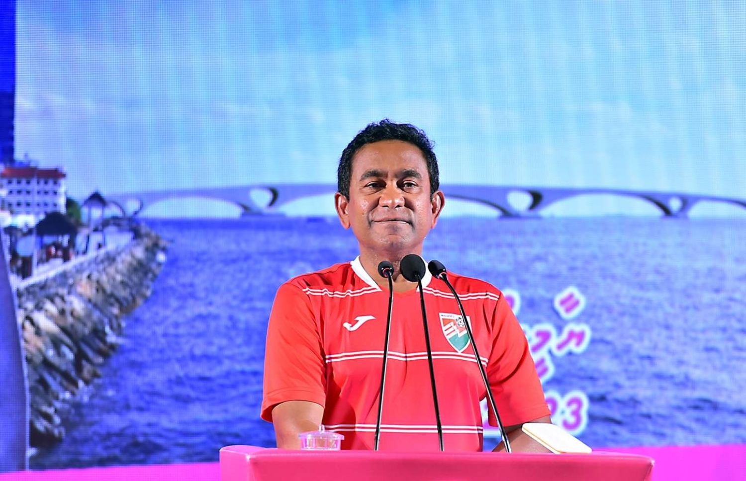 ވިލިމާލެ- ސެޕްޓެމްބަރު 15، 2018- އަންނަ އާދިއްތަ ދުވަހު ބާއްވާ ރިޔާސީ އިންތިޚާބުގައި ވާދަކުރައްވާ ޕީޕީއެމްގެ ކެންޑިޑޭޓު ރައީސް ޔާމީން މި އަވަށުގައި ބޭއްވެވި ކެމްޕެއިން ޖަލްސާގައި އެމަނިކުފާނު ވާހަކަފުޅު ދައްކަވަނީ.---ފޮޓޯ: ރައީސް އޮފީސް