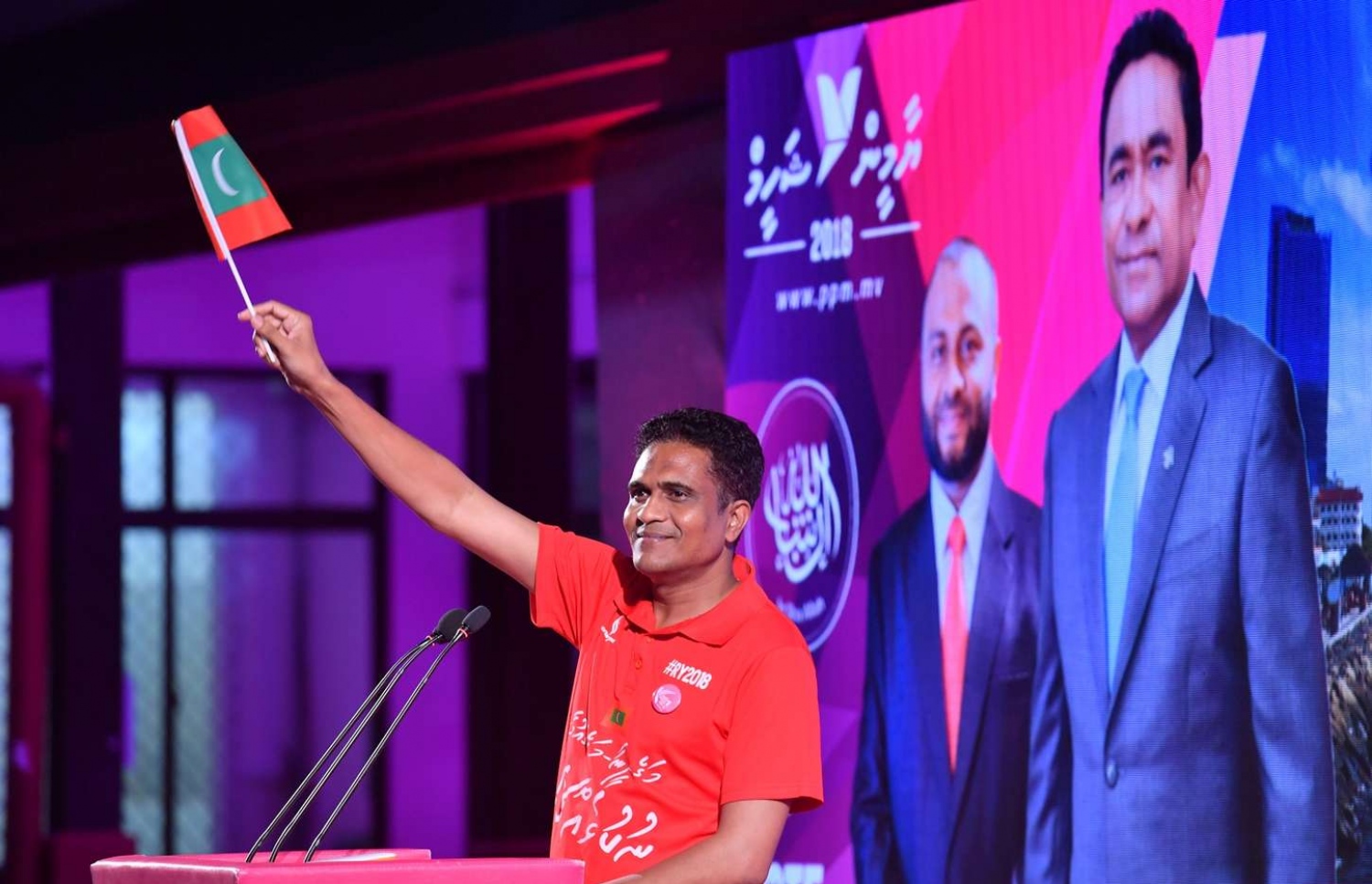 ވިލިމާލެ- ސެޕްޓެމްބަރު 15، 2018- އަންނަ އާދިއްތަ ދުވަހު ބާއްވާ ރިޔާސީ އިންތިޚާބުގައި ވާދަކުރައްވާ ޕީޕީއެމްގެ ކެންޑިޑޭޓު ރައީސް ޔާމީން މި އަވަށުގައި ބޭއްވެވި ކެމްޕެއިން ޖަލްސާގައި އެ ދާއިރާގެ މެމްބަރު ގައުމީ ދިދަ ހިއްޕަވައިގެން.---ފޮޓޯ: ރައީސް އޮފީސް