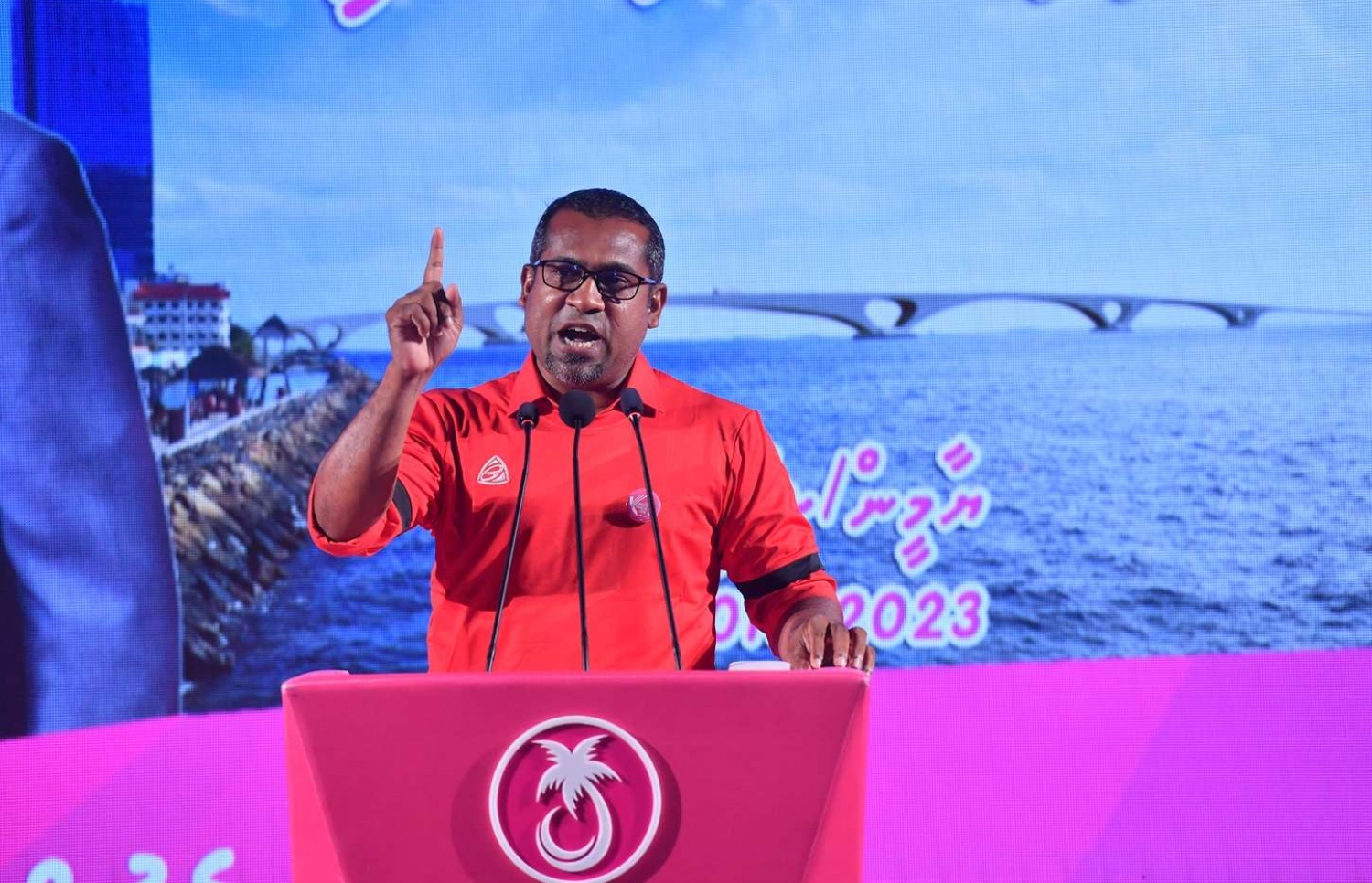ވިލިމާލެ- ސެޕްޓެމްބަރު 15، 2018- އަންނަ އާދިއްތަ ދުވަހު ބާއްވާ ރިޔާސީ އިންތިޚާބުގައި ވާދަކުރައްވާ ޕީޕީއެމްގެ ކެންޑިޑޭޓު ރައީސް ޔާމީން މި އަވަށުގައި ބޭއްވެވި ކެމްޕެއިން ޖަލްސާގައި ނިލަންދޫ ދާއިރާގެ މެމްބަރު އަދި ޕީޕީއެމްގެ ސެކްރެޓަރީ ޖެނެރަލް ޑރ. އަބްދުﷲ ޚަލީލް ވާހަކަ ދައްކަވަނީ.---ފޮޓޯ: ރައީސް އޮފީސް