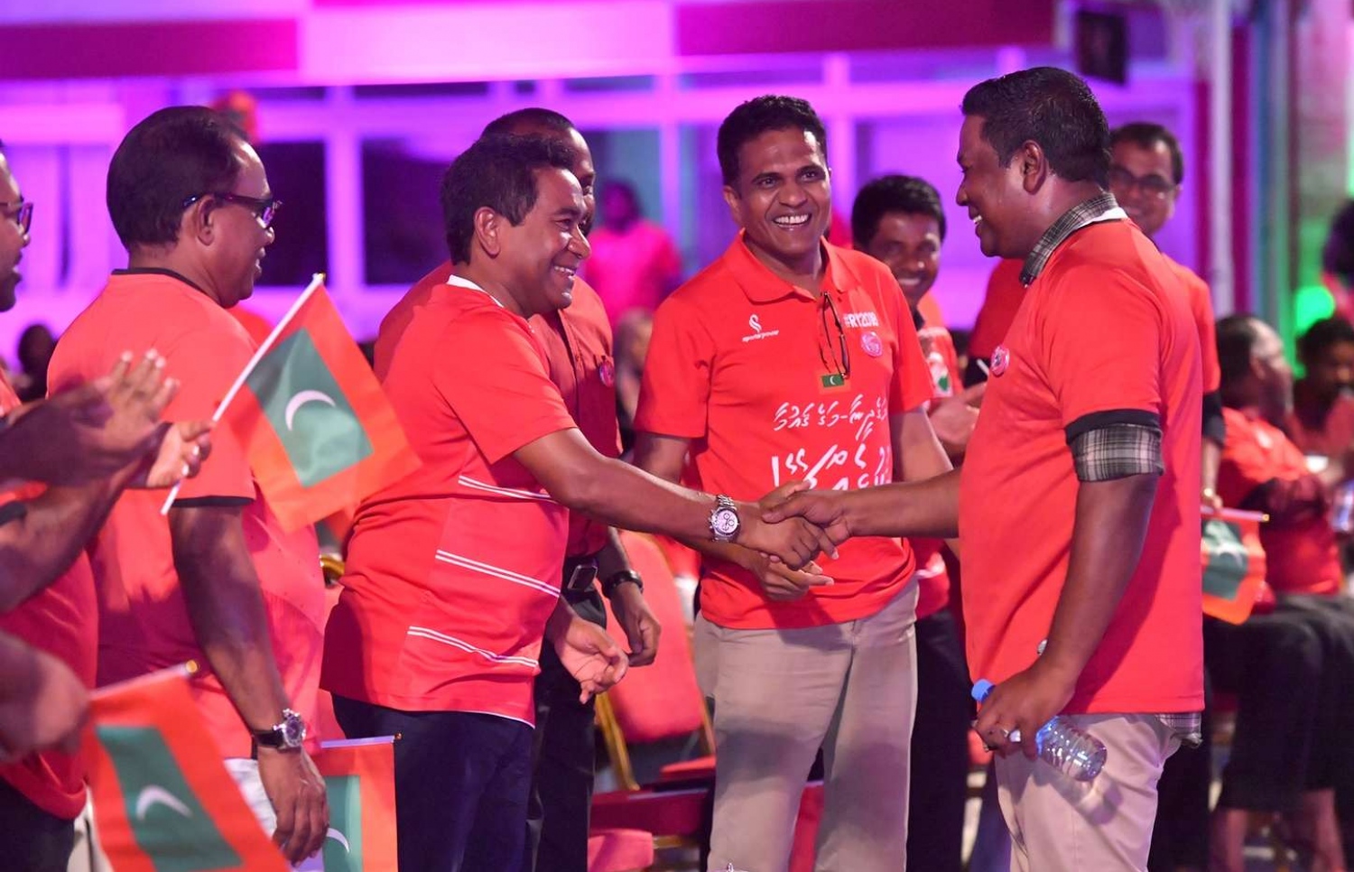 ވިލިމާލެ- ސެޕްޓެމްބަރު 15، 2018- އަންނަ އާދިއްތަ ދުވަހު ބާއްވާ ރިޔާސީ އިންތިޚާބުގައި ވާދަކުރައްވާ ޕީޕީއެމްގެ ކެންޑިޑޭޓު ރައީސް ޔާމީން މި އަވަށުގައި ބޭއްވެވި ކެމްޕެއިން ޖަލްސާގައި ވާހަކަ ދެއްކެވުމަށް ފަހު، ހޯރަފުށީ ދާއިރާގެ މެމްބަރު މުހައްމަދު އިސްމާއިލް ވަޑައިގަތުމުން، ރައީސް ޔާމީން އޭނާއާ ސަލާމް ކުރައްވަނީ.---ފޮޓޯ: ރައީސް އޮފީސް