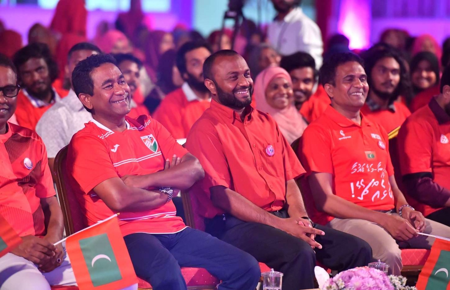 ވިލިމާލެ- ސެޕްޓެމްބަރު 15، 2018- އަންނަ އާދިއްތަ ދުވަހު ބާއްވާ ރިޔާސީ އިންތިޚާބުގައި ވާދަކުރައްވާ ޕީޕީއެމްގެ ކެންޑިޑޭޓު ރައީސް ޔާމީން މި އަވަށުގައި ބޭއްވެވި ކެމްޕެއިން ޖަލްސާގައި އެމަނިކުފާނާއި ރަނިންމޭޓް ޑރ. ޝަހީމް އަދި ޕީޕީއެމްގެ ބައެއް އިސްބޭފުޅުން ބައިވެރިވެވަޑައިގަންނަވަނީ.---ފޮޓޯ: ރައީސް އޮފީސް