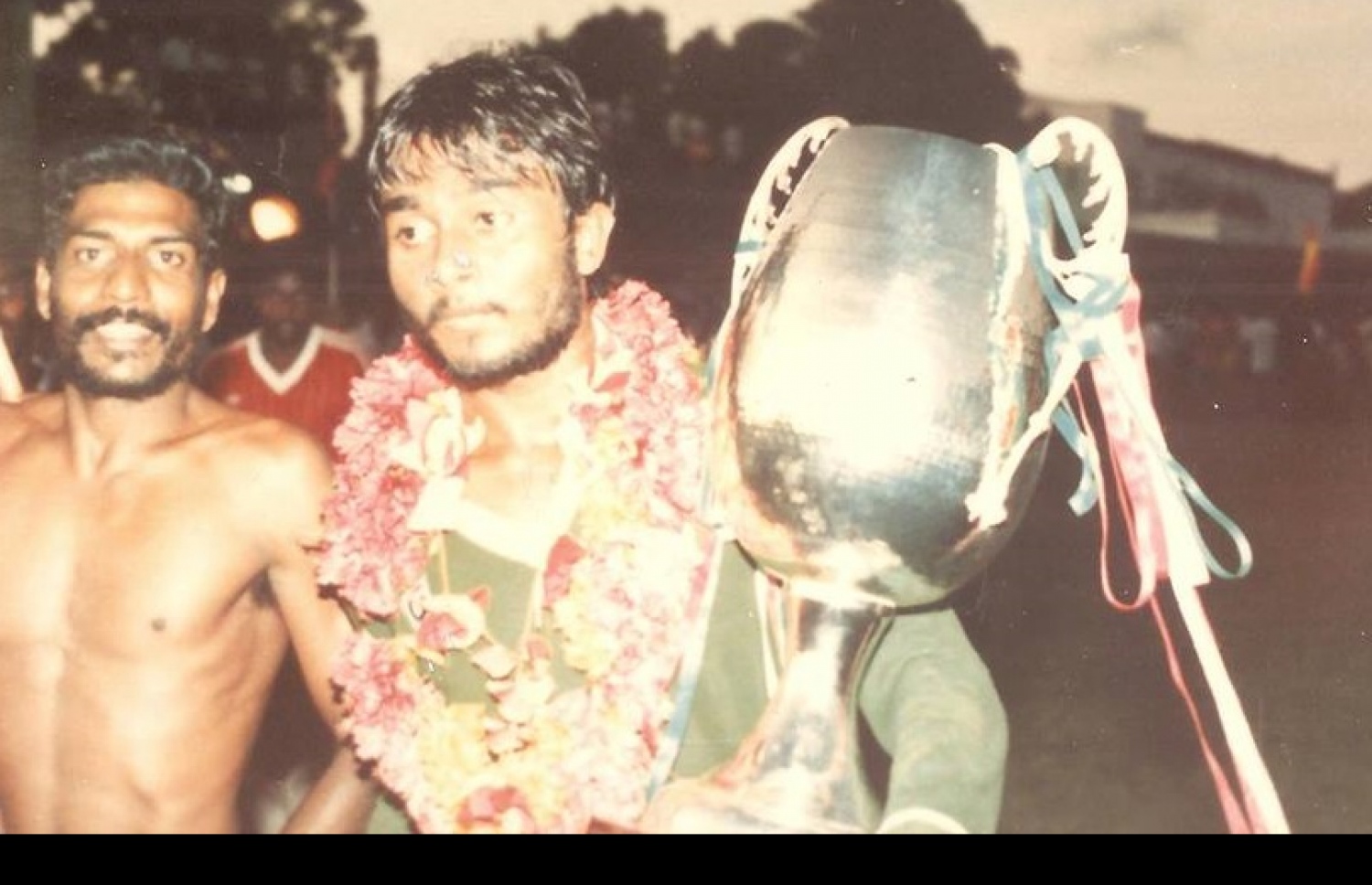 ޖޫލޭ (ވ) އާއި މާއްޓޭ ވިކްޓަރީގެ ކާމިޔާބެއްގެ އުފާފާޅުކުރަނީ.