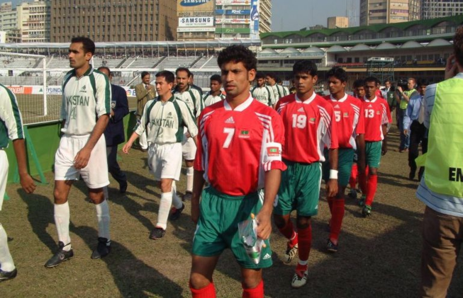 2003 ވަނަ އަހަރުގެ ސާފް ޗެމްޕިއަންޝިޕުގެ ސެމީ ފައިނަލުގައި ޕާކިސްތާނާ ދެކޮޅަށް ކުޅެން ރާއްޖެ ނުކުންނަނީ: އޭރުގެ ކެޕްޓަން ތޮއްޑޫ ނިޒާމަކީ 1997 ވަނަ އަހަރުގެ މުބާރާތުގެ ސެމީ ފައިނަލުގައި ލަންކާ ކޮޅަށް ލަނޑު ޖެހި ކުޅުންތެރިޔެއް،