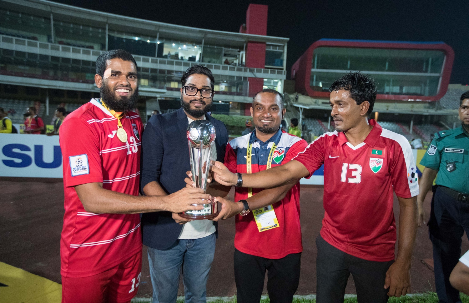 ސާފް ސުޒުކީ ކަޕުގެ ފައިނަލަށް ފަހު އެފްއޭއެމްގެ ރައީސް ބައްސާމް (ވ-2) އާއި ޖެނެރަލް ސެކްރެޓަރީ ޖަވާޒް (ކ-2) އަދި ކުރީގެ ކެޕްޓަން އައްސަދު (ކ) މިހާރުގެ ކެޕްޓަން އަކްރަމާ އެކު ފޮޓޯ ނަގަނީ. –ފޮޓޯ: އިމޭޖަސް އެމްވީ