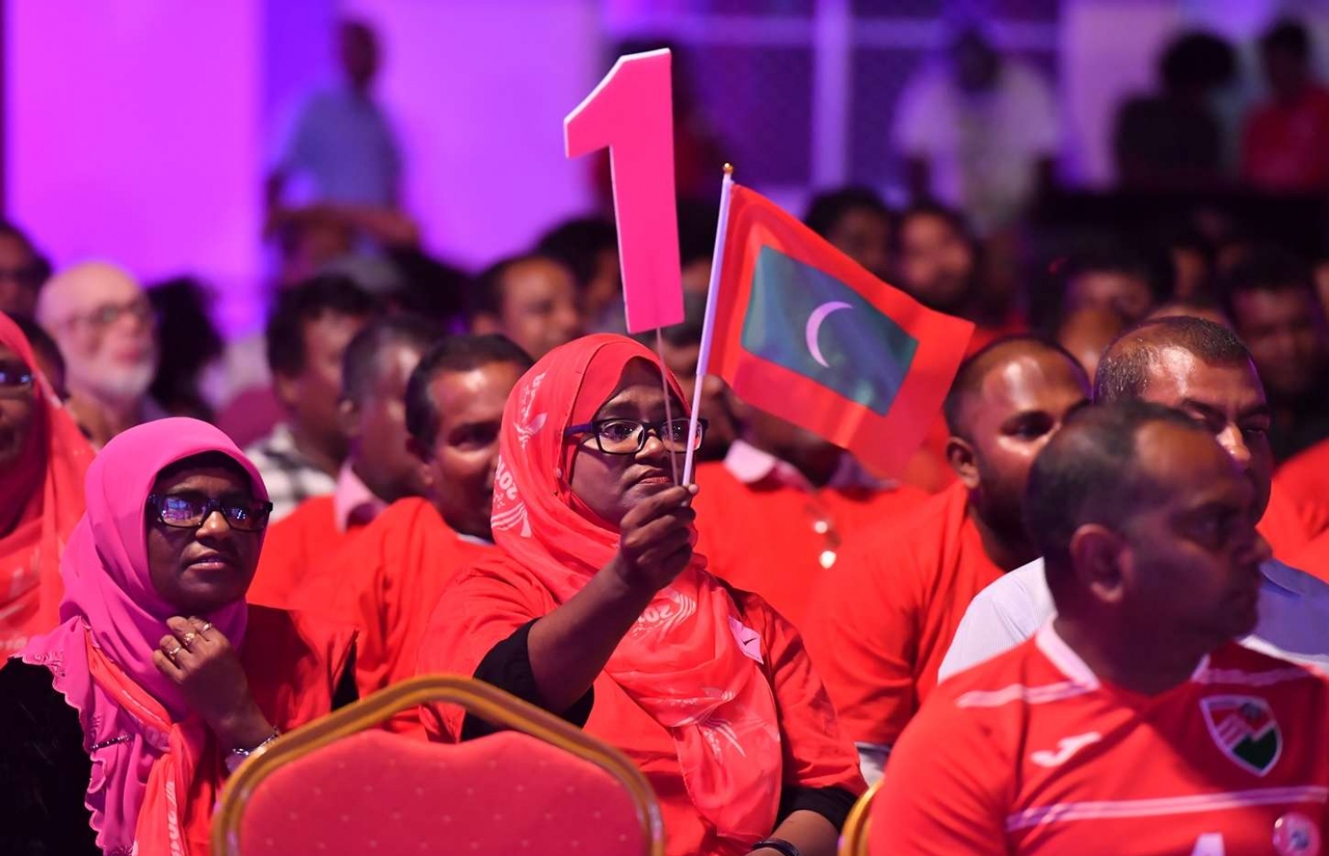 ވިލިމާލެ- ސެޕްޓެމްބަރު 15، 2018- އަންނަ އާދިއްތަ ދުވަހު ބާއްވާ ރިޔާސީ އިންތިޚާބުގައި ވާދަކުރައްވާ ޕީޕީއެމްގެ ކެންޑިޑޭޓު ރައީސް ޔާމީން މި އަވަށުގައި ބޭއްވެވި ކެމްޕެއިން ޖަލްސާގައި ބައިވެރިވި ބައެއް މީހުން.---ފޮޓޯ: ރައީސް އޮފީސް