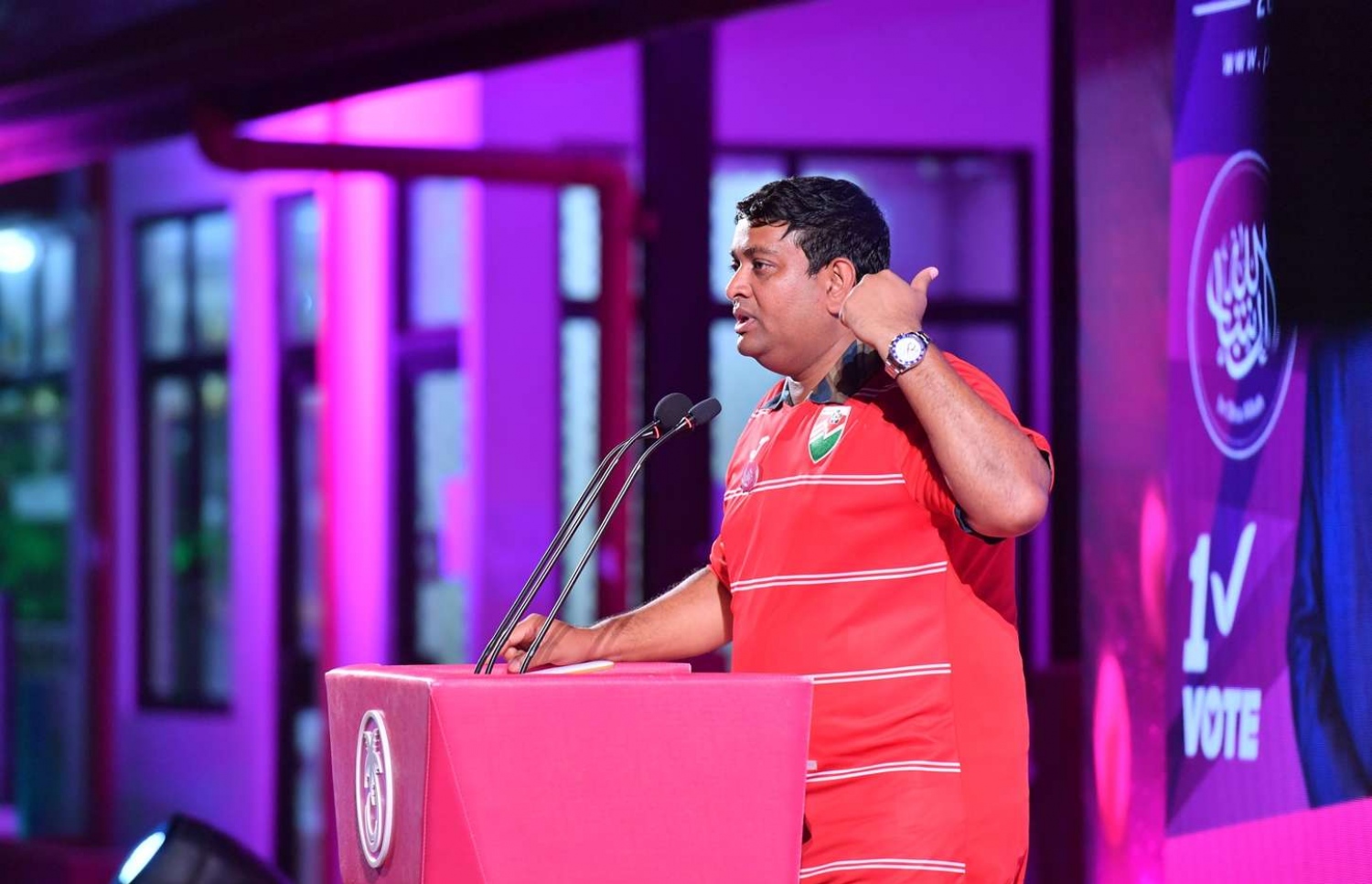 ވިލިމާލެ- ސެޕްޓެމްބަރު 15، 2018- އަންނަ އާދިއްތަ ދުވަހު ބާއްވާ ރިޔާސީ އިންތިޚާބުގައި ވާދަކުރައްވާ ޕީޕީއެމްގެ ކެންޑިޑޭޓު ރައީސް ޔާމީން މި އަވަށުގައި ބޭއްވެވި ކެމްޕެއިން ޖަލްސާގައި ފިޝަރީޒް މިނިސްޓަރު ޑރ. ޝައިނީ ވާހަކަ ދައްކަވަނީ.---ފޮޓޯ: ރައީސް އޮފީސް