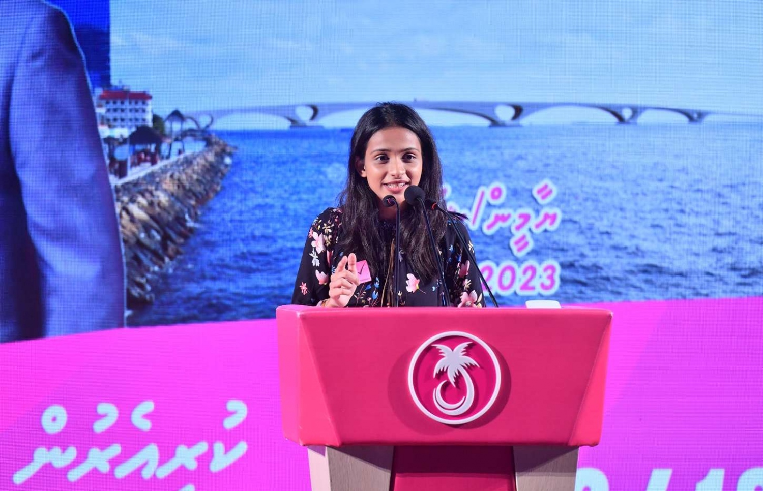 ވިލިމާލެ- ސެޕްޓެމްބަރު 15، 2018- އަންނަ އާދިއްތަ ދުވަހު ބާއްވާ ރިޔާސީ އިންތިޚާބުގައި ވާދަކުރައްވާ ޕީޕީއެމްގެ ކެންޑިޑޭޓު ރައީސް ޔާމީން މި އަވަށުގައި ބޭއްވެވި ކެމްޕެއިން ޖަލްސާގައި، މި އަހަރު 18 އަހަރު ފުރުނު އަދި އެމަނިކުފާނަށް ތާއީދުކުރާ ޒުވާނަކު ވާހަކަ ދައްކަނީ.---ފޮޓޯ: ރައީސް އޮފީސް