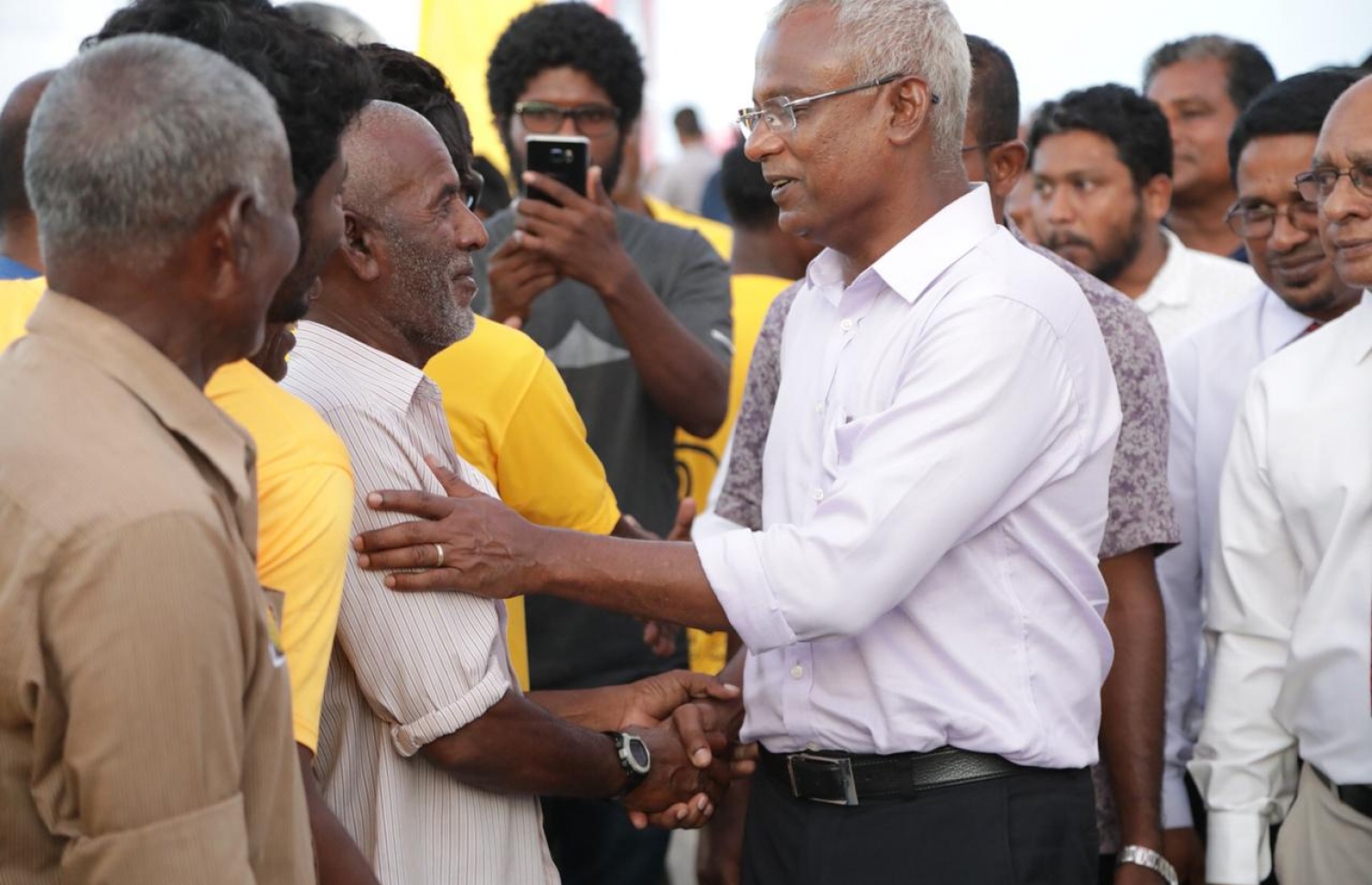 ޅ. ނައިފަރަށް އިބޫ ވަޑައިގެންނެވިއިރު މަރުހަބާ ދަންނެވުމަށް ގޮސް ތިބި މީހުންނާ ސަލާމް ކުރައްވަނީ --. ފޮޓޯ: އެމްޑީޕީ