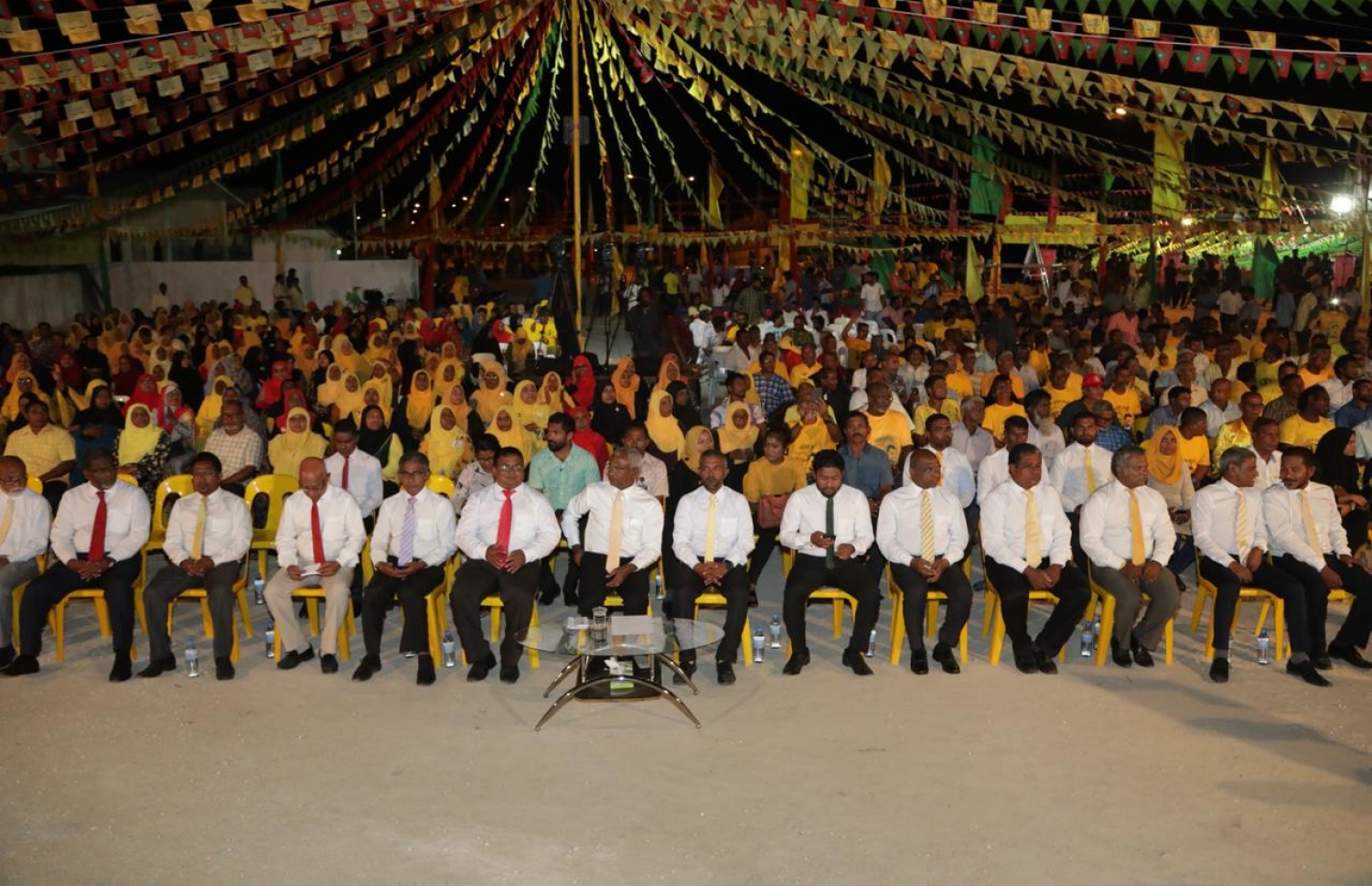 ޅ. ނައިފަރުގައި ބޭއްވި ޖަލްސާގައި އިދިކޮޅު ޕާޓީތަކުގެ ސަޕޯޓަރުން ބައިވެރިވަނީ. --. ފޮޓޯ: އެމްޑީޕީ