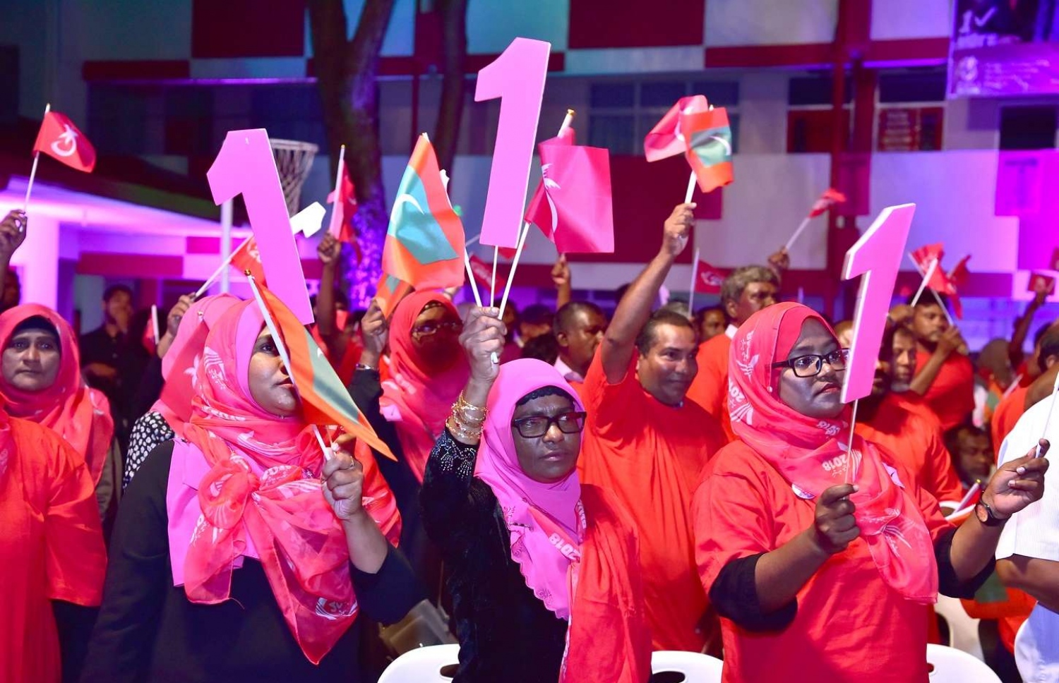ވިލިމާލެ- ސެޕްޓެމްބަރު 15، 2018- އަންނަ އާދިއްތަ ދުވަހު ބާއްވާ ރިޔާސީ އިންތިޚާބުގައި ވާދަކުރައްވާ ޕީޕީއެމްގެ ކެންޑިޑޭޓު ރައީސް ޔާމީން މި އަވަށުގައި ބޭއްވެވި ކެމްޕެއިން ޖަލްސާގައި ބައިވެރިވި ބައެއް މީހުން.---ފޮޓޯ: ރައީސް އޮފީސް