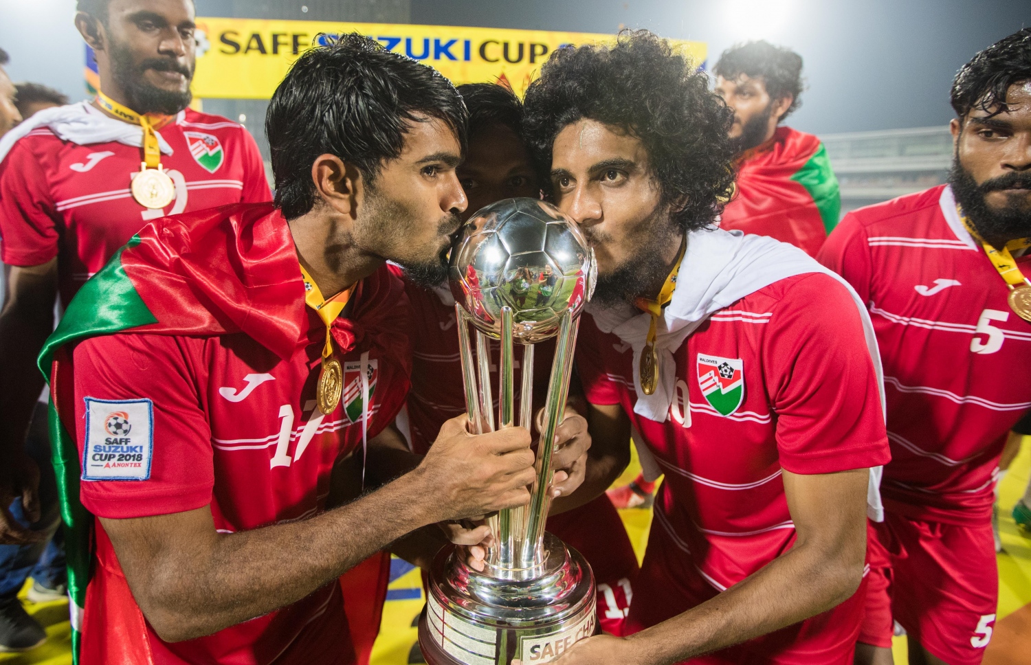 ފައިނަލް މެޗަށް ފަހު ފޭދޫ އިއްބެ (ވ) އާއި އިބްރާހިމް ވަހީދު ތަށްޓައް ބޮސްދެނީ. -- ފޮޓޯ: އިމޭޖަސް.އެމްވީ