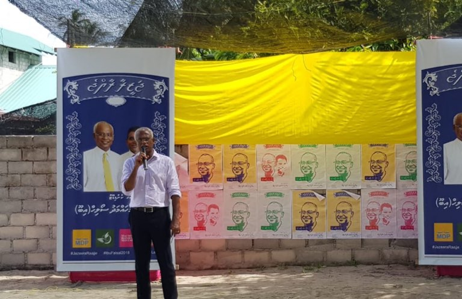 އިބޫ މިއަދު ދ. މާއެނބޫދޫ ރައްޔިތުންނާ ބައްދަލު ކުރައްވައި ވާހަކަ ދައްކަވަނީ. ފޮޓޯ: އެމްޑީޕީ