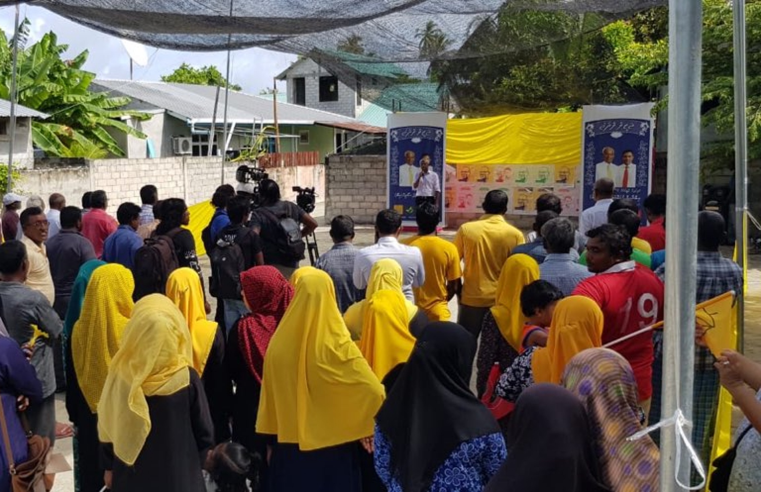 އިބޫ މިއަދު ދ. މާއެނބޫދުއަށް ވަޑައިގެން، އިދިކޮޅު ސަޕޯޓަރުންނާ ބައްދަލު ކުރައްވަނީ. - ފޮޓޯ: އެމްޑީޕީ