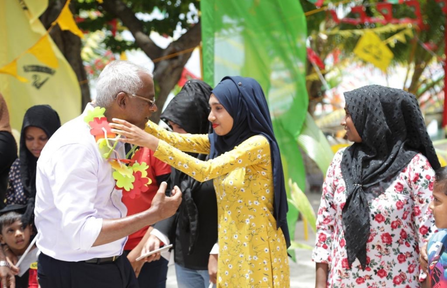 އިބޫ މިއަދު މ. މުލަކަށް ވަޑައިގަތުމުން އިބޫގެ ކަރުގައި މާފައްޗެއް އަޅުވަނީ. -- ފޮޓޯ: އެމްޑީޕީ