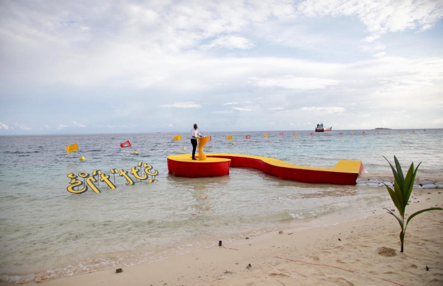 އިބޫ އިއްޔެ ފީއަލީ ރައްޔިތުންނާ ބައްދަލު ކުރައްވައި ވާހަކަ ދައްކަވަނީ. ގިނަ ބަޔަކަށް މި މަންޒަރު ކަމުދިޔަ. - ފޮޓޯ: އެމްޑީޕީ