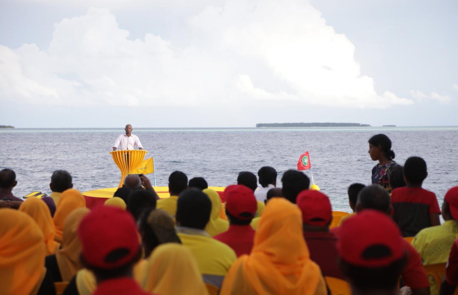 ފީއަލީގައި ތިބި އިދިކޮޅު ސަޕޯޓަރުންނާ އިއްޔެ އިބޫ ބައްދަލުކުރައްވައި ވާހަކަ ދައްކަވަނީ. - ފޮޓޯ: އެމްޑީޕީ