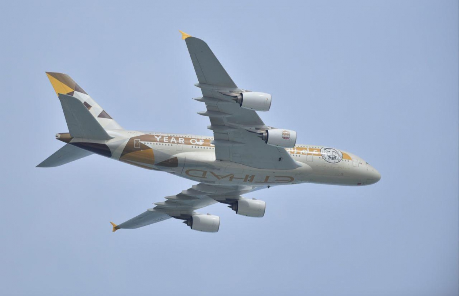 ވެލާނާ އިންޓަނޭޝަނަލް އެއާޕޯޓުގެ އާ ރަންވޭއަށް ޖެއްސުމުގެ ކުރިން އިއްތިހާދު އެއާވޭސްގެ މަތިންދާބޯޓު މާލެ މަތިން ބުރެއް ޖަހާލަނީ.---ފޮޓޯ: ނިޝާން އަލީ/މިހާރު