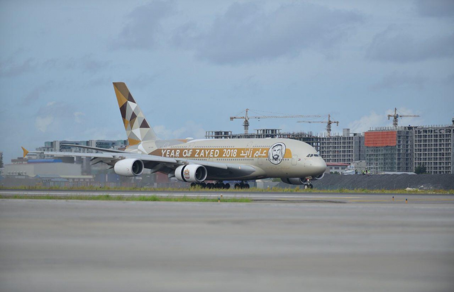 ވެލާނާ އިންޓަނޭޝަނަލް އެއާޕޯޓުގެ އާ ރަންވޭ އަށް އޭ 380 މަރުކާގެ މަތިންދާބޯޓެއް ފުރަތަމަ ފަހަރަށް މިއަދު ޖައްސާފައި: މިއީ ޔުނައިޓެޑް އަރަބް އެމިރޭޓްސްގެ އިއްތިހާދު އެއާވޭސްގެ ބޯޓެއް. --ފޮޓޯ: ނިޝާން އަލީ/މިހާރު