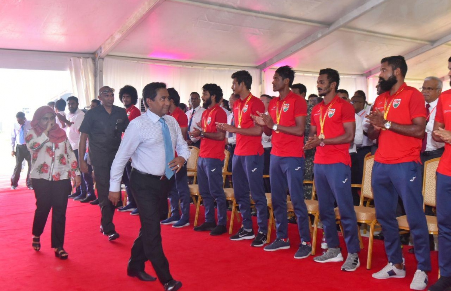 ވެލާނާ އިންޓަނޭޝަނަލް އެއާޕޯޓުގެ އާ ރަންވޭ ހުޅުވުމުގެ ރަސްމިއްޔާތަށް ރައީސް ޔާމީންގެ ދެކަނބަލުން ވަޑައިގަންނަވާއިރު، ގައުމީ ޓީމުގެ ކުޅުންތެރިން ސަފަކަށް އެތުރިލައިގެން. --ފޮޓޯ: ހުސައިން ވަހީދު/މިހާރު