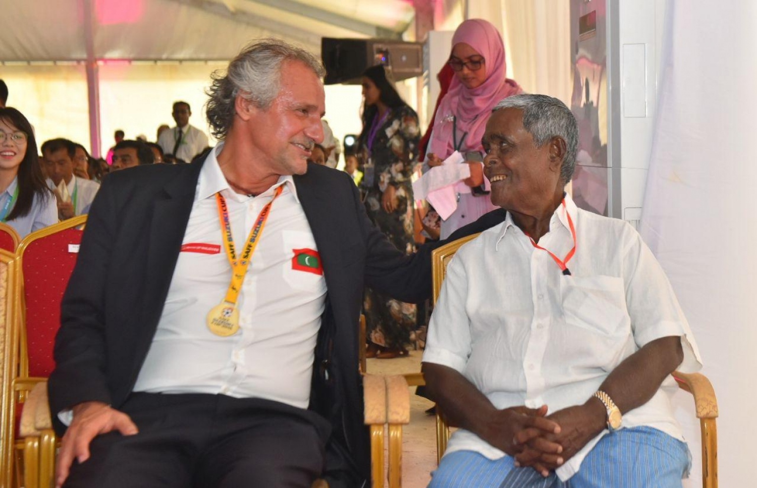 ވެލާނާ އިންޓަނޭޝަނަލް އެއާޕޯޓުގެ އާ ރަންވޭ ހުޅުވުމުގެ ރަސްމިއްޔާތުގައި މަޝްހޫރު ވިޔަފާރިވެރިޔާ ޗަމްޕާ މުހައްމަދު މޫސާ (ކ) އާއި ދިވެހި ގައުމީ ފުޓުބޯޅަ ކޯޗު ވާހަކަ ދައްކަވަނީ.---ފޮޓޯ: ހުސައިން ވަހީދު/މިހާރު