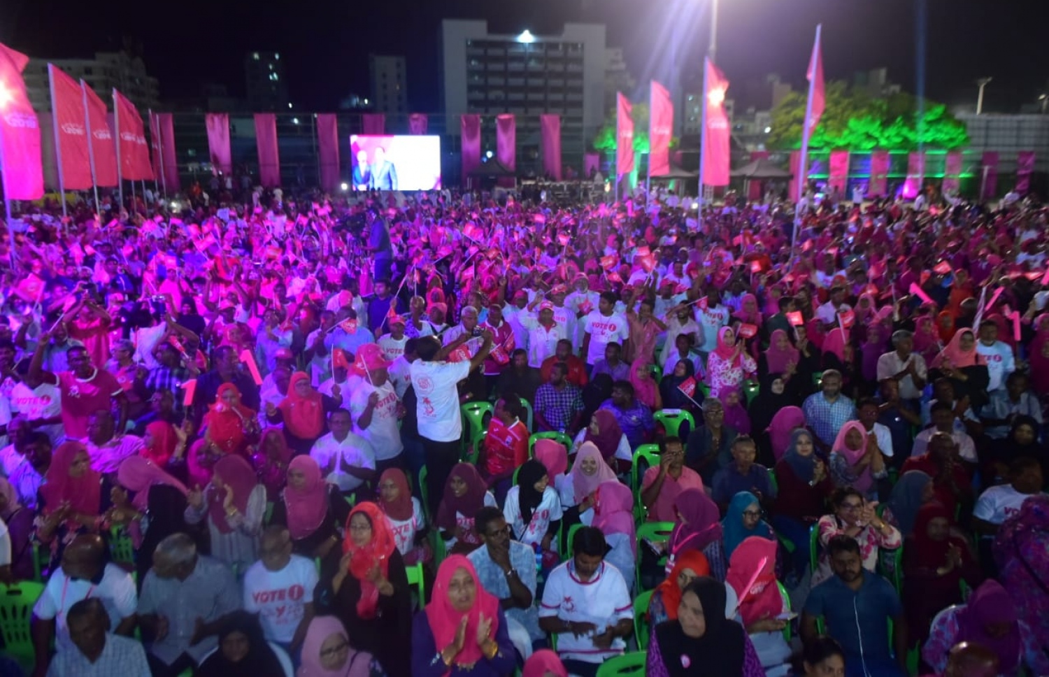 ޕީޕީއެމުން މިރޭ ކުރިއަށް ގެންދާ ބިޔަ ޖަލްސާގެ ތެރެއިން: މި ޖަލްސާއަށް އެތައް ހާސް ބަޔަކު އެއްވި.---ފޮޓޯ: އަހުމަދު ނިޝާތު/މިހާރު