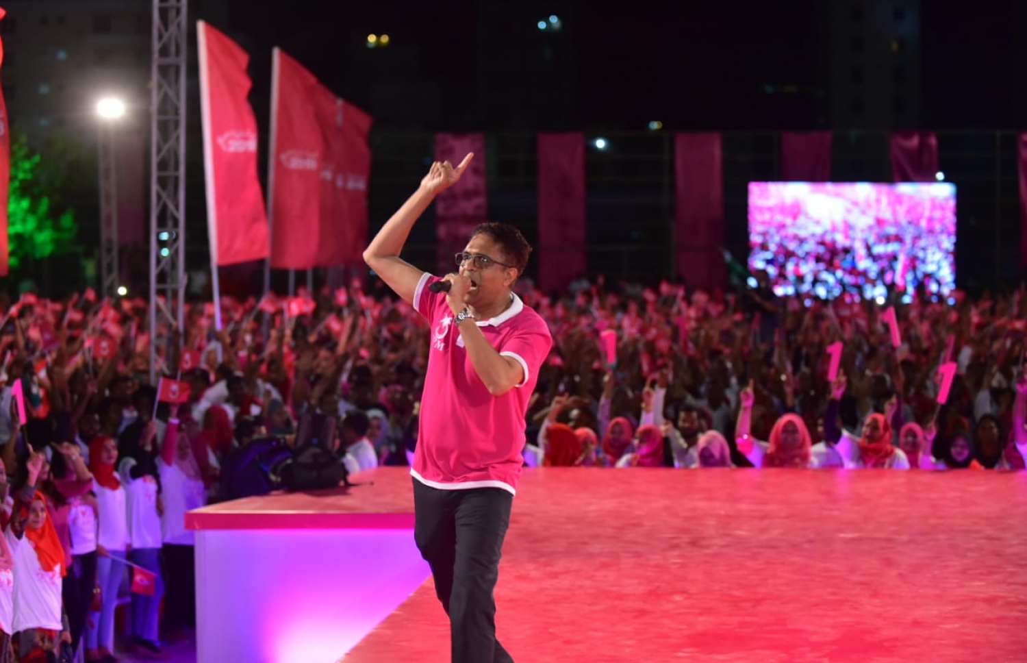 އެތައް ބަޔަކާއެކު ބޭއްވި ޖަލްސާގައި ނިހާން ވާހަކަ ދައްކަވަނީ-- ފޮޓޯ: އަލީ ނަޝާތު/މިހާރު