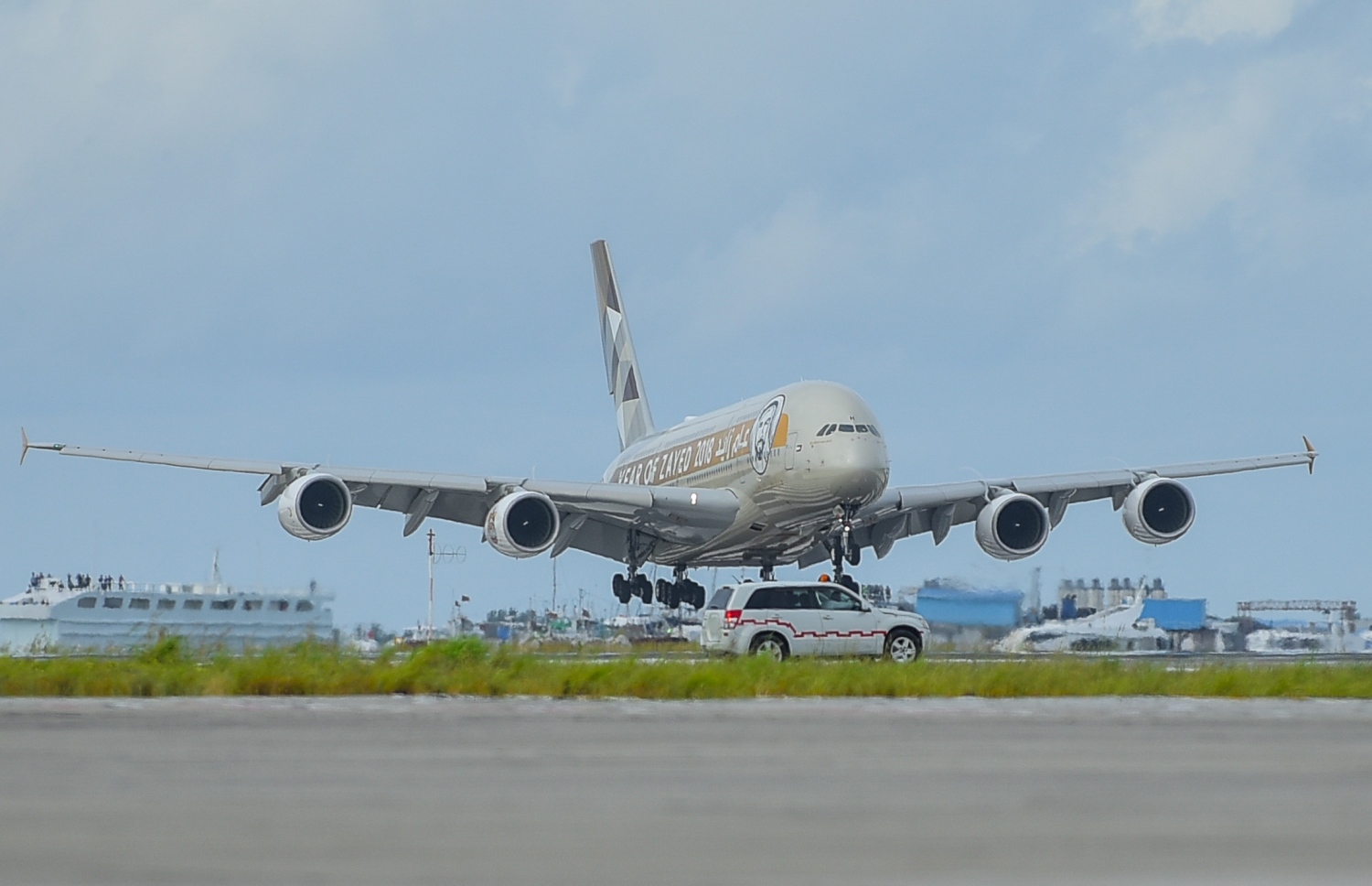 ވެލާނާ އިންޓަނޭޝަނަލް އެއާޕޯޓް: ސެޕްޓެމްބަރު 18، 2018- ވެލާނާ އިންޓަނޭޝަނަލް އެއާޕޯޓުގެ އާ ރަންވޭ ރަސްމީކޮށް ހުޅުވުމުގެ ގޮތުން ޖެއްސި ފުރަތަމަ ބޯޓު އަދި ރާއްޖެއަށްވެސް ޖެއްސި ފުރަތަމަ އޭ380.---ފޮޓޯ: ނިޝާން އަލީ/މިހާރު