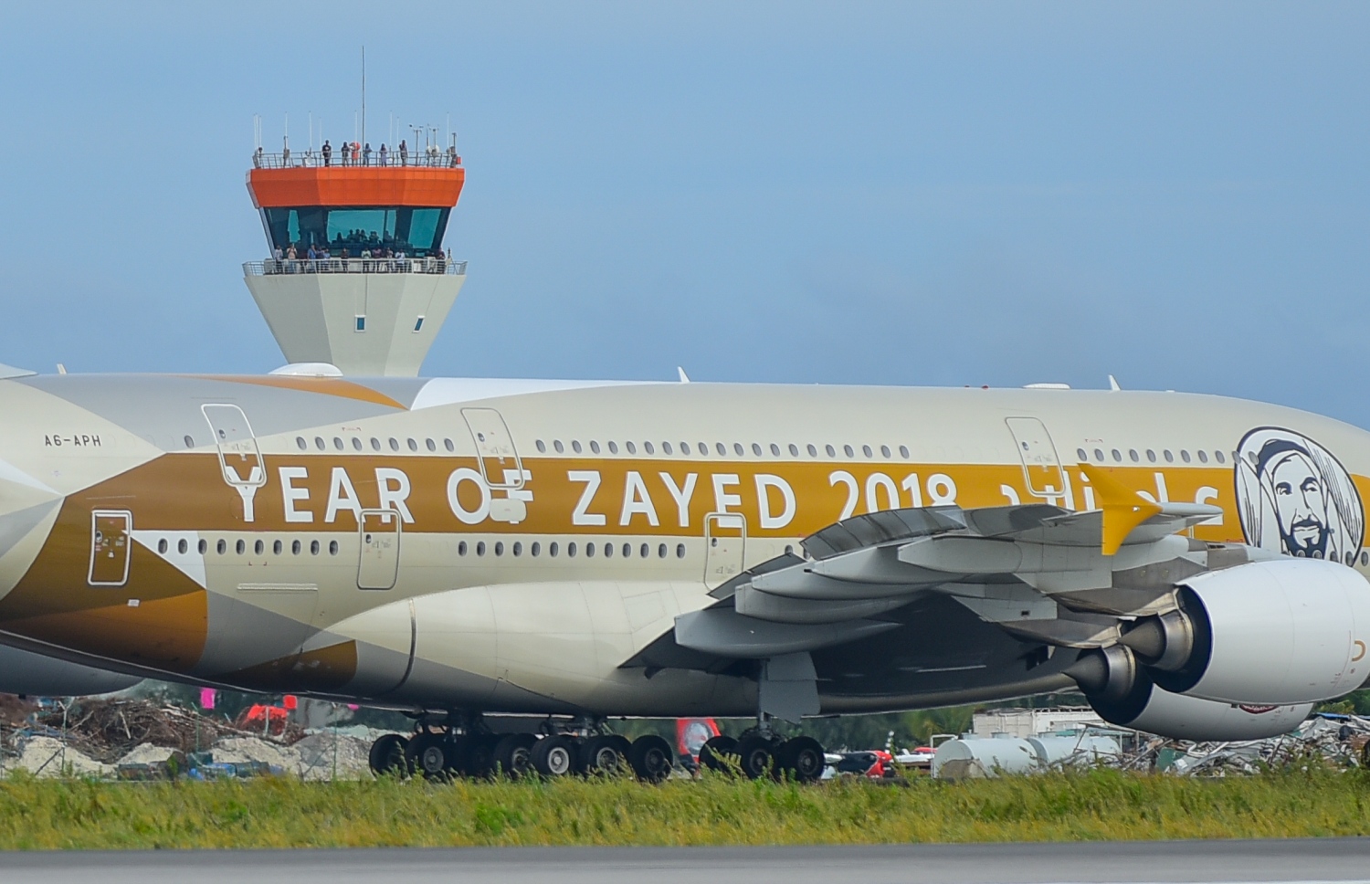 ވެލާނާ އިންޓަނޭޝަނަލް އެއާޕޯޓް: ސެޕްޓެމްބަރު 18، 2018- ވެލާނާ އިންޓަނޭޝަނަލް އެއާޕޯޓުގެ އާ ރަންވޭ ރަސްމީކޮށް ހުޅުވުމުގެ ގޮތުން ޖެއްސި ފުރަތަމަ ބޯޓު އަދި ރާއްޖެއަށްވެސް ޖެއްސި ފުރަތަމަ އޭ380.---ފޮޓޯ: ނިޝާން އަލީ/މިހާރު