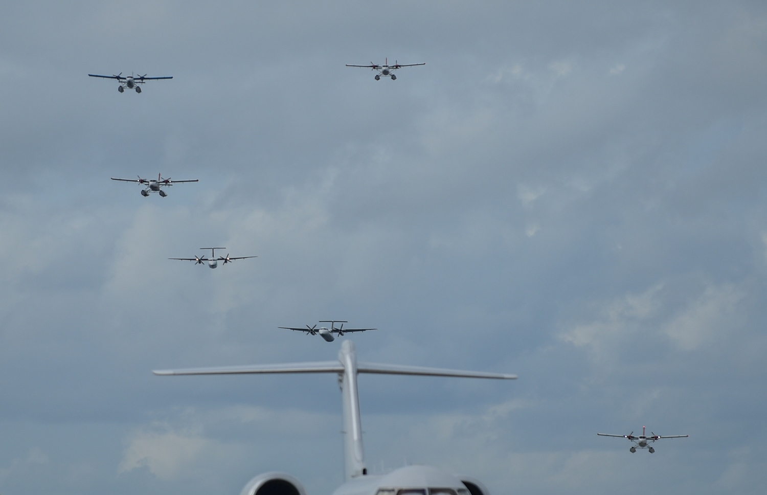 ވެލާނާ އިންޓަނޭޝަނަލް އެއާޕޯޓް: ސެޕްޓެމްބަރު 18، 2018- ވެލާނާ އިންޓަނޭޝަނަލް އެއާޕޯޓުގެ އާ ރަންވޭ ރަސްމީކޮށް ހުޅުވުމުގެ ގޮތުން ރަންވޭ މަތިން ބޯޓުތަކެއް އުދުއްސާލަނީ.---ފޮޓޯ: ނިޝާން އަލީ/މިހާރު