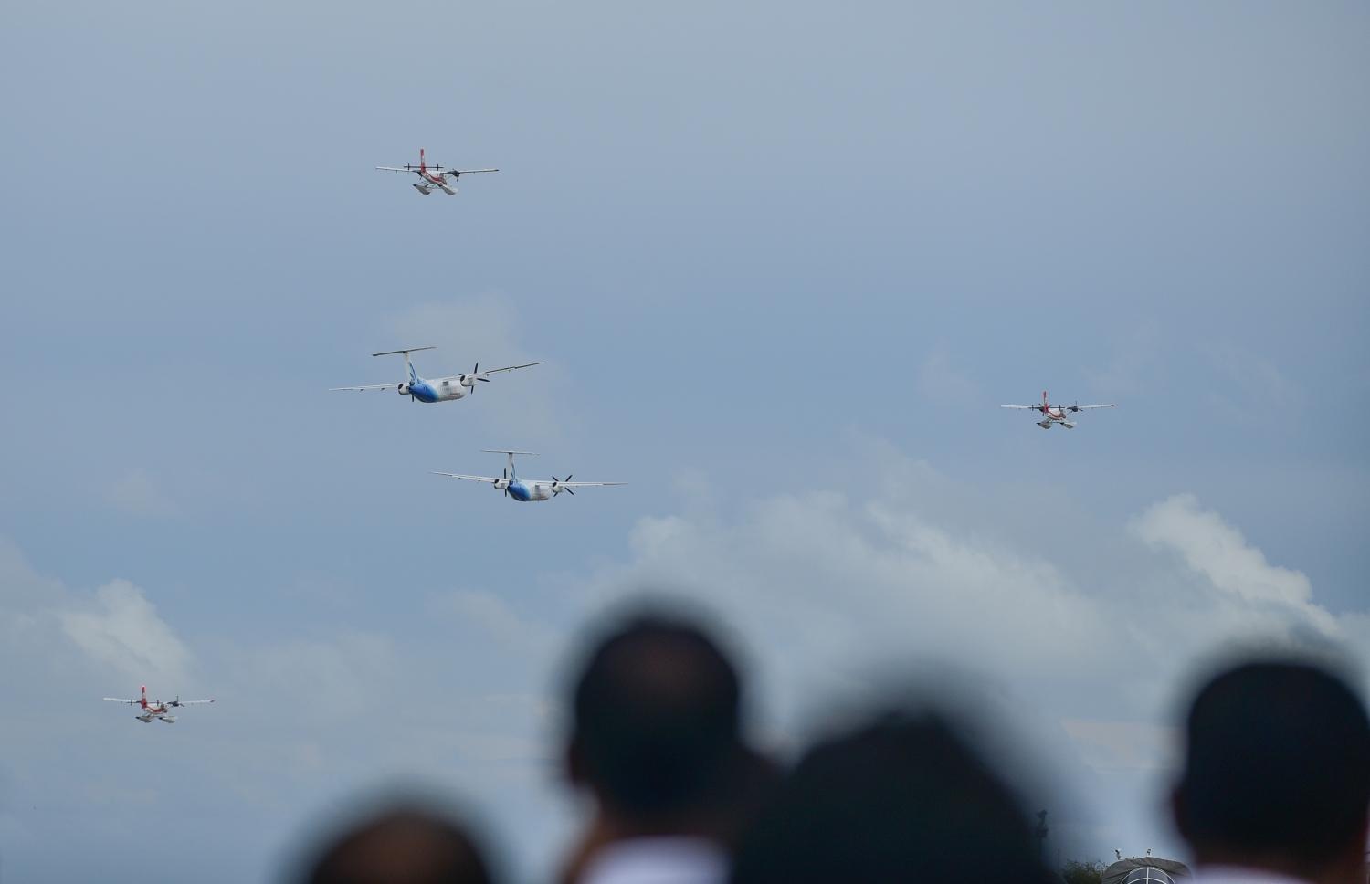 ވެލާނާ އިންޓަނޭޝަނަލް އެއާޕޯޓް: ސެޕްޓެމްބަރު 18، 2018- ވެލާނާ އިންޓަނޭޝަނަލް އެއާޕޯޓުގެ އާ ރަންވޭ ރަސްމީކޮށް ހުޅުވުމުގެ ގޮތުން ރަންވޭ މަތިން ބޯޓުތަކެއް އުދުއްސާލަނީ.---ފޮޓޯ: ނިޝާން އަލީ/މިހާރު