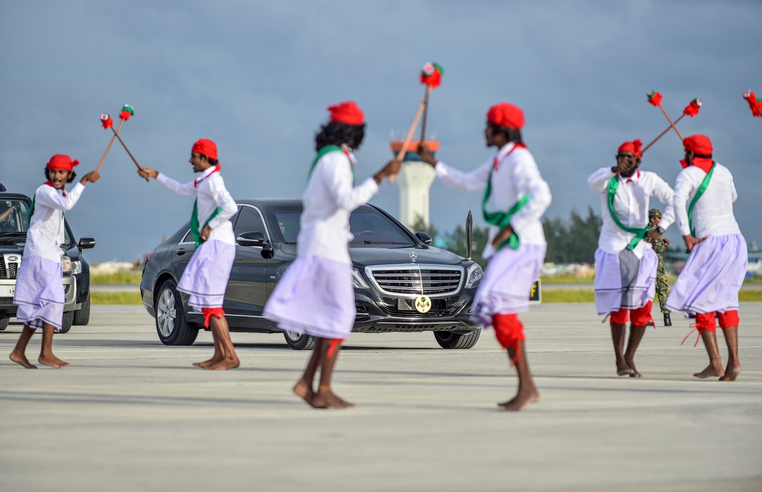 ވެލާނާ އިންޓަނޭޝަނަލް އެއާޕޯޓް: ސެޕްޓެމްބަރު 18، 2018- ވެލާނާ އިންޓަނޭޝަނަލް އެއާޕޯޓުގެ އާ ރަންވޭ ރަސްމީކޮށް ހުޅުވުމުގެ ގޮތުން ބޭއްވި ރަސްމިއްޔާތަށް ރައީސް ޔާމީން ވަޑައިގަންނަވާ އިރު ސަގާފީ ނެށުމެއް ކުރިއަށްދަނީ.---ފޮޓޯ: ނިޝާން އަލީ/މިހާރު