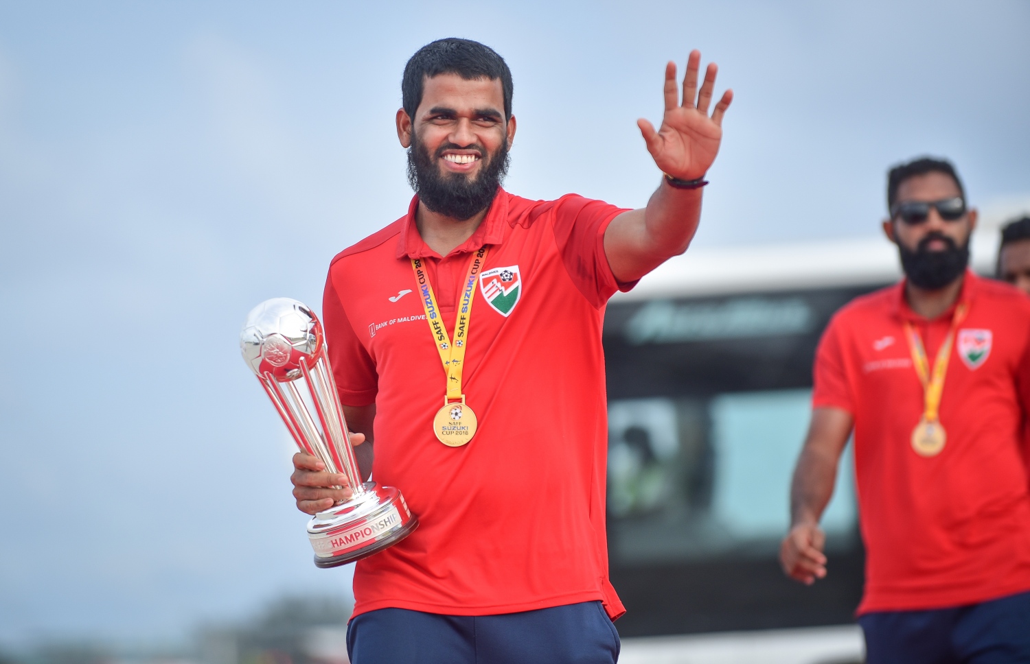 ވެލާނާ އިންޓަނޭޝަނަލް އެއާޕޯޓް: ސެޕްޓެމްބަރު 18، 2018- ވެލާނާ އިންޓަނޭޝަނަލް އެއާޕޯޓުގެ އާ ރަންވޭ ރަސްމީކޮށް ހުޅުވުމުގެ ގޮތުން ބޭއްވި ރަސްމިއްޔާތުގައި ސަރަހައްދީ ތައްޓާއެކު ގައުމީ ޓީމުގެ ކެޕްޓަން އަކްރަމް އަބްދުލްޢަނީ ބައިވެރިވަނީ .---ފޮޓޯ: ނިޝާން އަލީ/މިހާރު