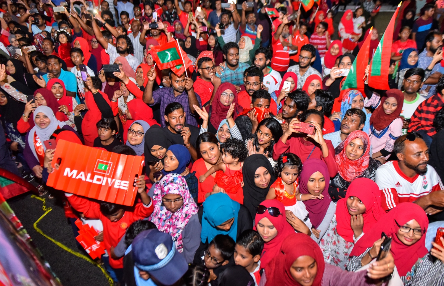 ގައުމީ ޓީމަށް މަރުހަބާ ކިޔަން އާއްމުން އެއްވެފައި. --ފޮޓޯ: ނިޝާން އަލީ/ މިހާރު