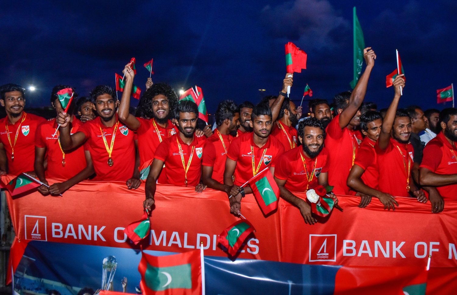 ސާފް ސުޒުކީ ކަޕްގެ ތަށި ހިފައިގެން ގައުމީ ޓީމު މާލެ އައިއިރު ބޭއްވި އުފާފާޅުކުރުމުގެ ތެރެއިން. -- ފޮޓޯ: ނިޝާން އަލީ/ މިހާރު