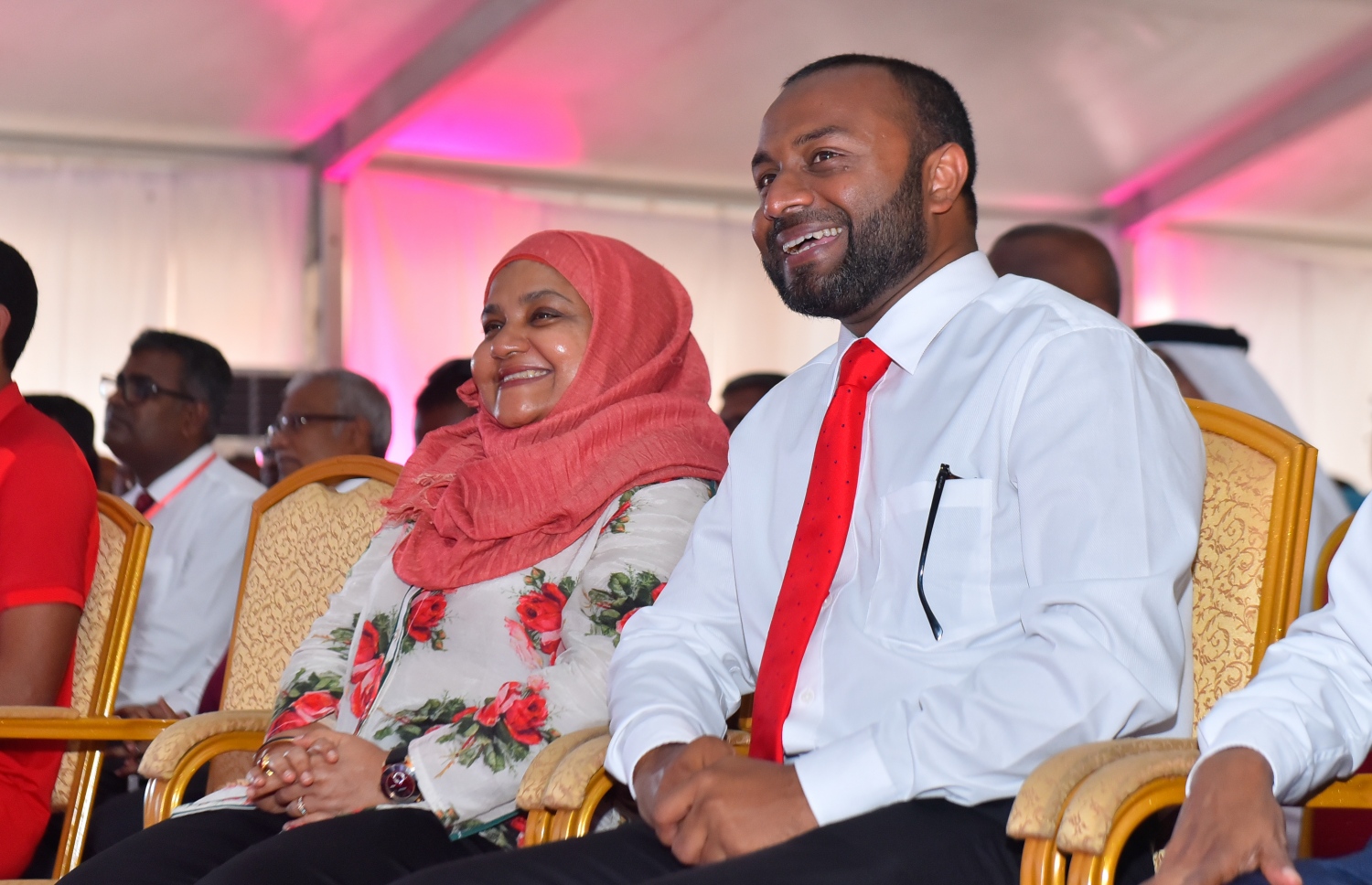 ވެލާނާ އިންޓަނޭޝަނަލް އެއާޕޯޓް: ސެޕްޓެމްބަރު 18، 2018- ވެލާނާ އިންޓަނޭޝަނަލް އެއާޕޯޓުގެ އާ ރަންވޭ ރަސްމީކޮށް ހުޅުވުމުގެ ގޮތުން ބޭއްވި ރަސްމިއްޔާތުގައި ރައީސް ޔާމީންގެ ރިޔާސީ އިންތިހާބުގެ ރަނިންމޭޓް ޑރ. ޝަހީމް އަދި ރައީސް ޔާމީންގެ އަނބިކަނބަލުން ފާތިމަތު އިބްރާހިމް ބައިވެރިވެވަޑައިގަންނަވަނީ.---ފޮޓޯ:ހުސައިން ވަހީދު/މިހާރު