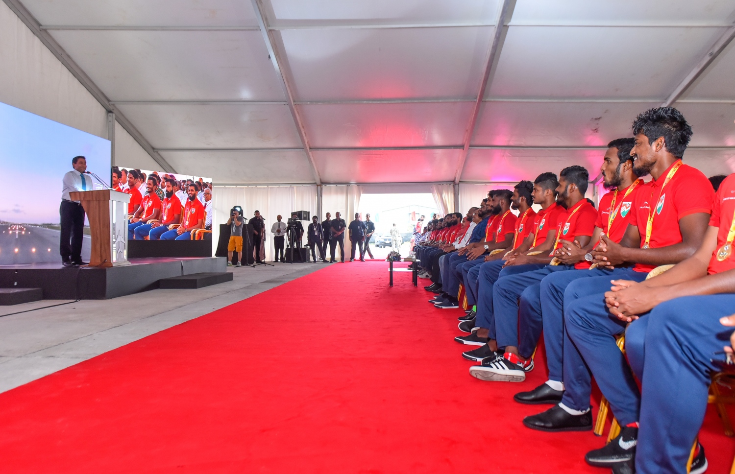 ވެލާނާ އިންޓަނޭޝަނަލް އެއާޕޯޓް: ސެޕްޓެމްބަރު 18، 2018- ވެލާނާ އިންޓަނޭޝަނަލް އެއާޕޯޓުގެ އާ ރަންވޭ ރަސްމީކޮށް ހުޅުވުމުގެ ގޮތުން ބޭއްވި ރަސްމިއްޔާތުގައި ރައީސް ޔާމީން ވާހަކަދައްކަވަނީ.---ފޮޓޯ:ހުސައިން ވަހީދު/މިހާރު