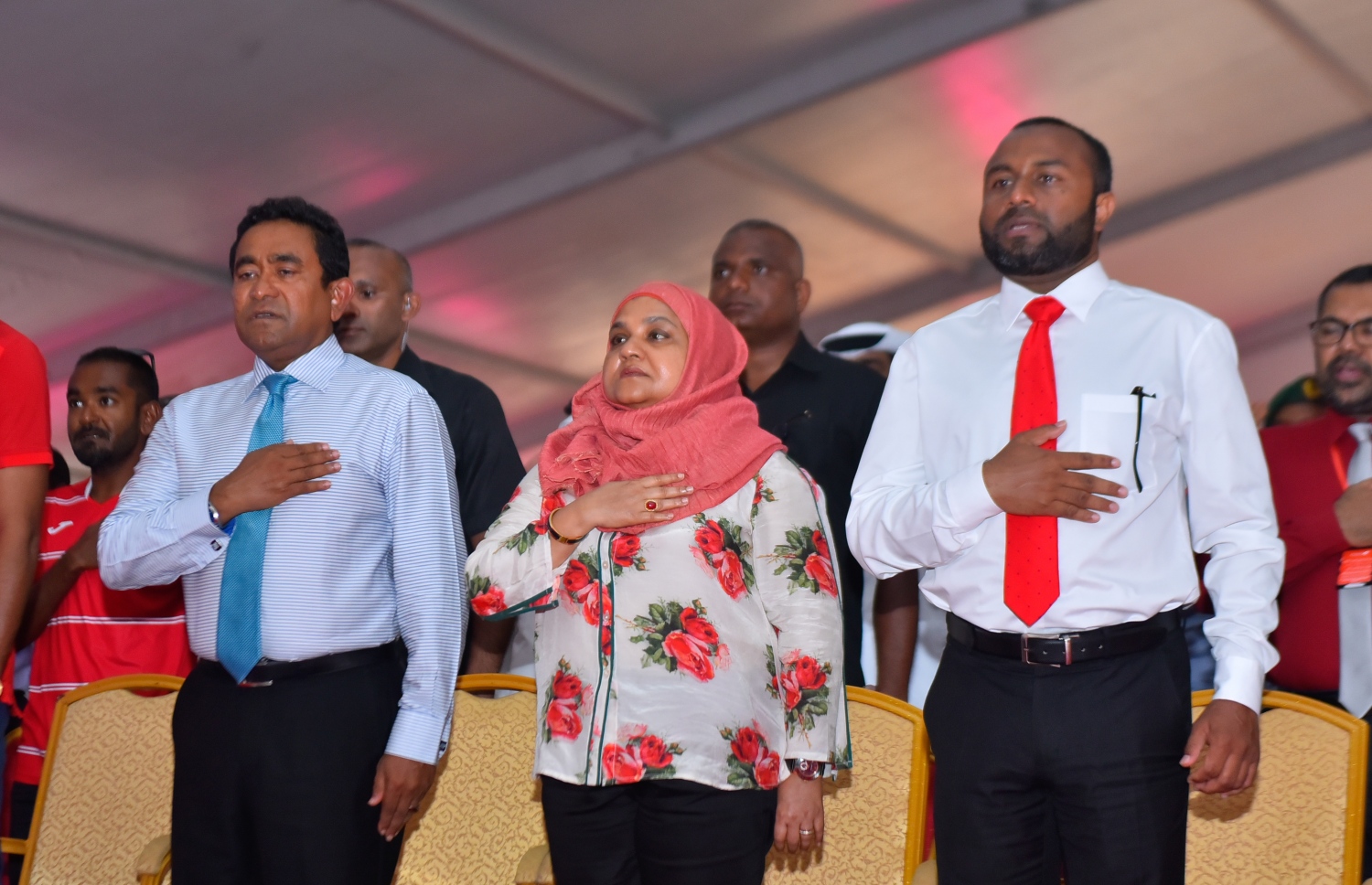 ވެލާނާ އިންޓަނޭޝަނަލް އެއާޕޯޓް: ސެޕްޓެމްބަރު 18، 2018- ވެލާނާ އިންޓަނޭޝަނަލް އެއާޕޯޓުގެ އާ ރަންވޭ ރަސްމީކޮށް ހުޅުވުމުގެ ގޮތުން ބޭއްވި ރަސްމިއްޔާތުގައި ރައީސް އަބްދުﷲ ޔާމީންގެ ދެކަނބަލުންނާއި ރިޔާސީ އިންތިޚާބުގައި ރައީސް ޔާމީންގެ ރަނިންމޭޓް ޑރ. ޝަހީމް ބައިވެރިވެވަޑައިގަންނަވަނީ.---ފޮޓޯ: ނިޝާން އަލީ/މިހާރު